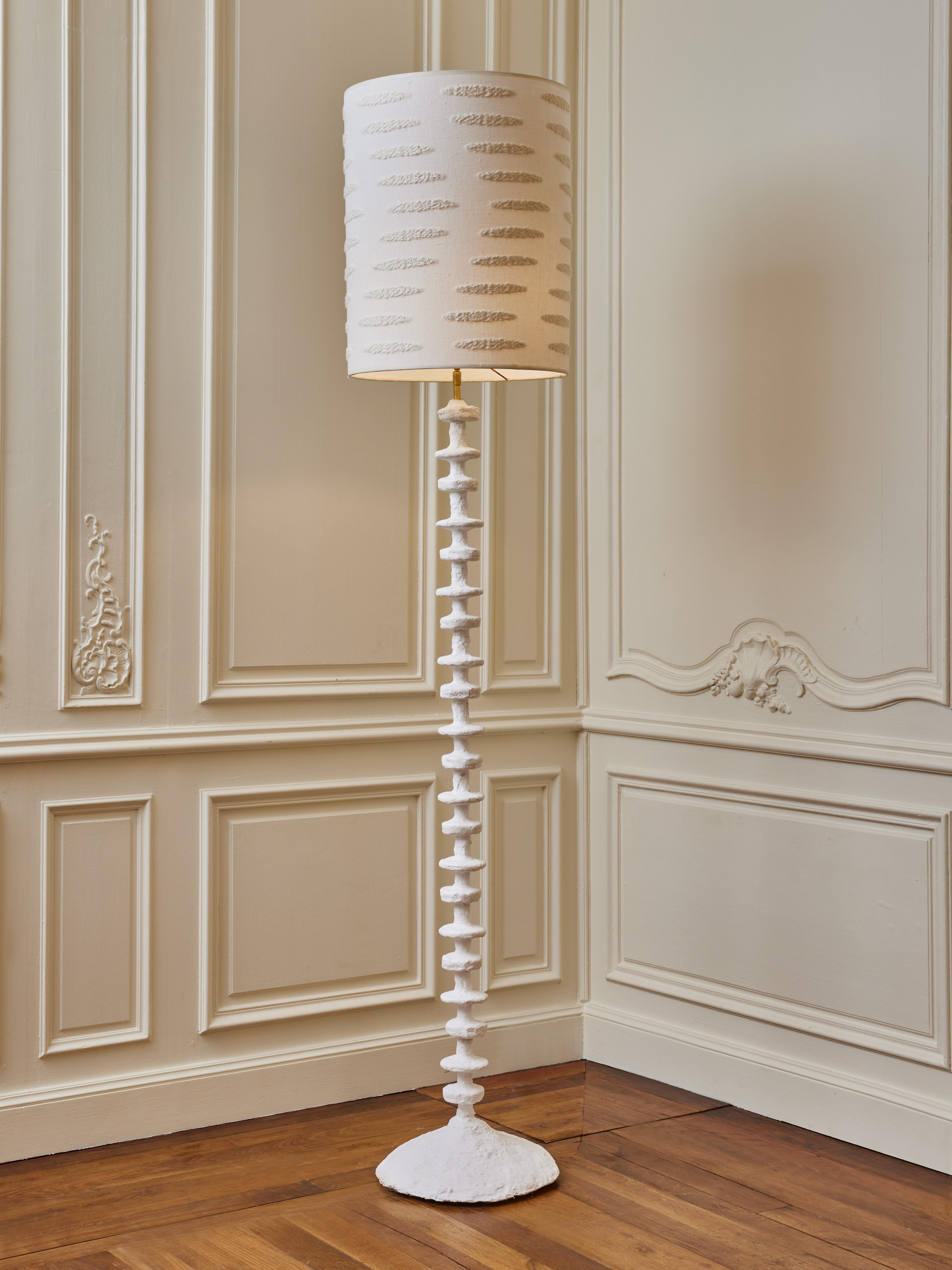 Floor lamp in sculpted plaster signed by the artist LYNX.
Custom made shade.
France, 2022

Height without shade: 150 cm.