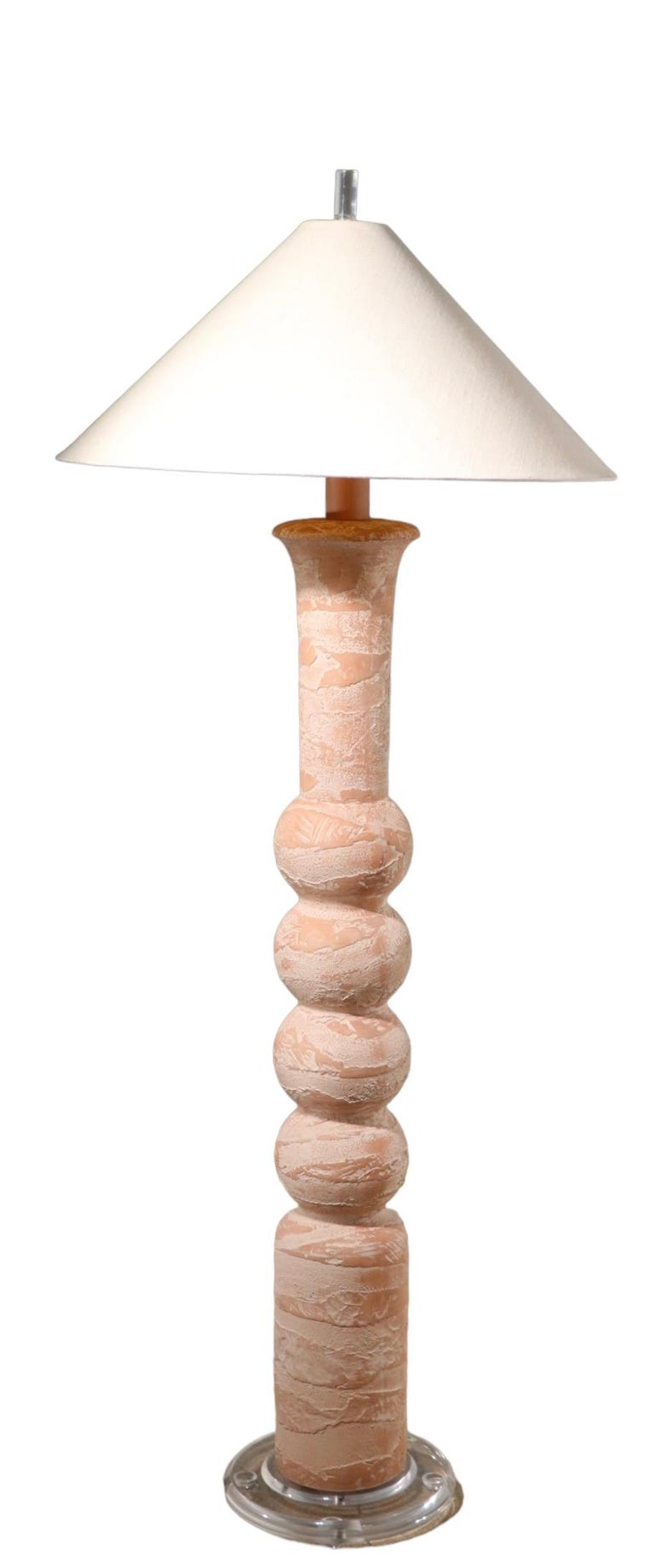 Stehlampe aus Gips mit Lucite-Sockel und Original-Schirm im Angebot bei  1stDibs