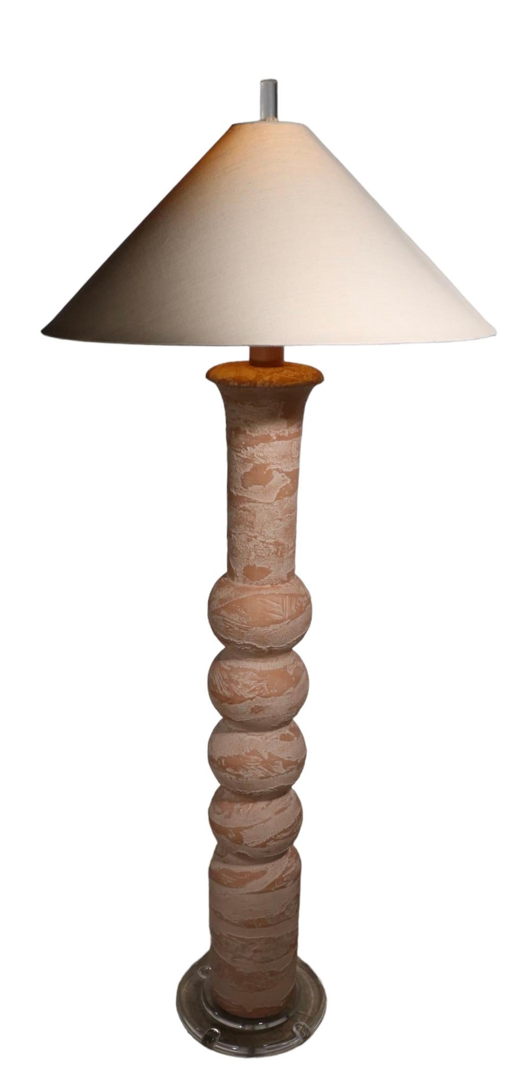 Stehlampe aus Gips mit Lucite-Sockel und Original-Schirm im Zustand „Gut“ im Angebot in New York, NY