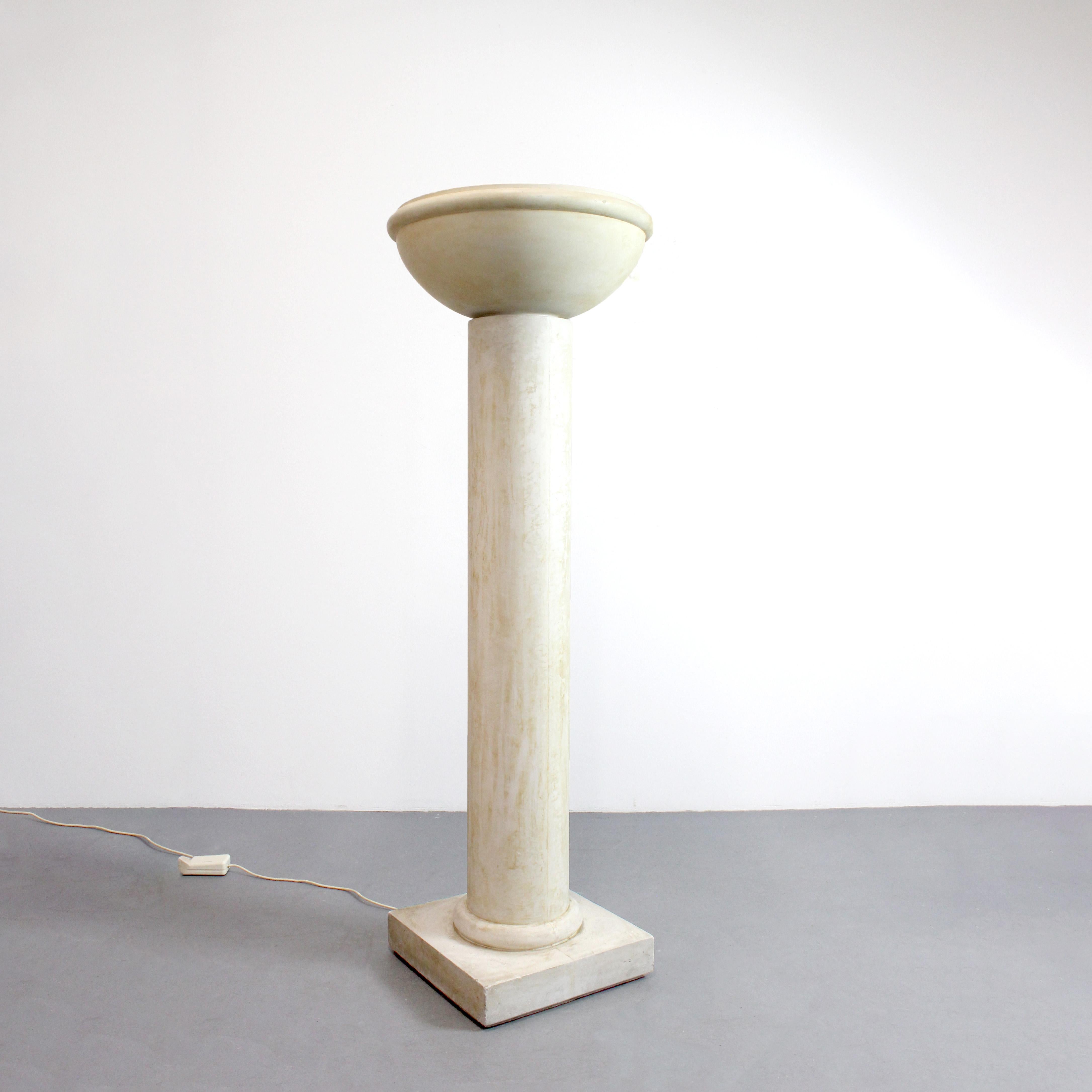 Lampada da terra in gesso con finitura in stucco veneziano - c. 1970 - Spagna

Dimensioni: 167 x 60 cm