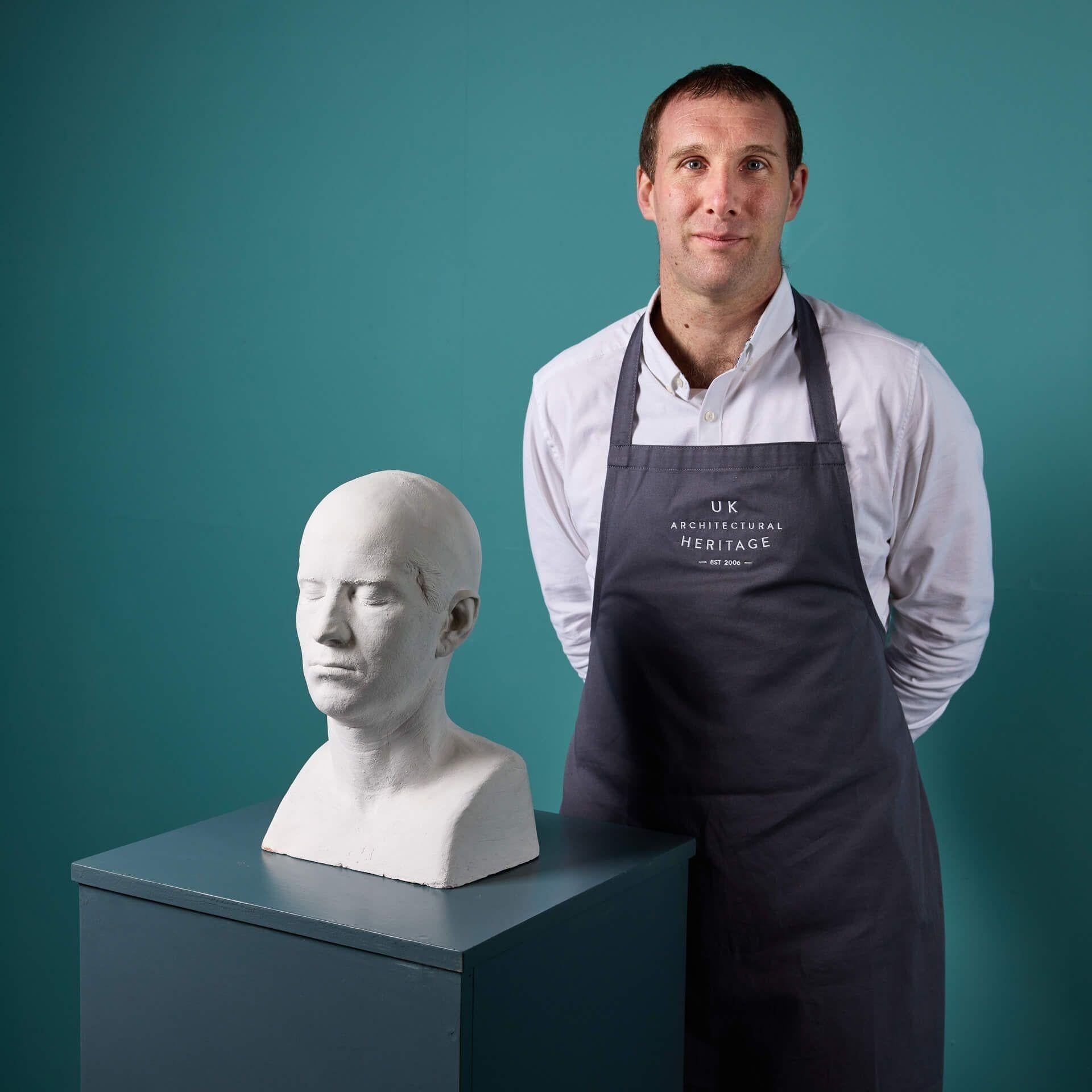 Un affascinante calco in gesso del 20° secolo di un attore maschile non identificato, proveniente dalla collezione del truccatore britannico Christophe Tucker. Questo è solo uno dei tanti calchi facciali e busti in gesso che stiamo vendendo dalla