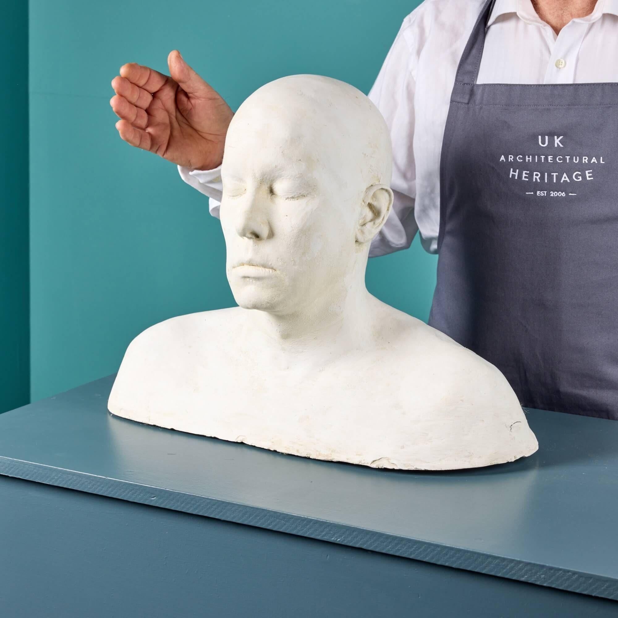 Un affascinante busto in gesso dipinto del XX secolo di Keith Buterbaugh, proveniente dalla collezione del truccatore britannico Christopher Tucker.

Nato in Alaska, Keith Buterbaugh è un attore, performer e musicista americano, che ha lavorato di