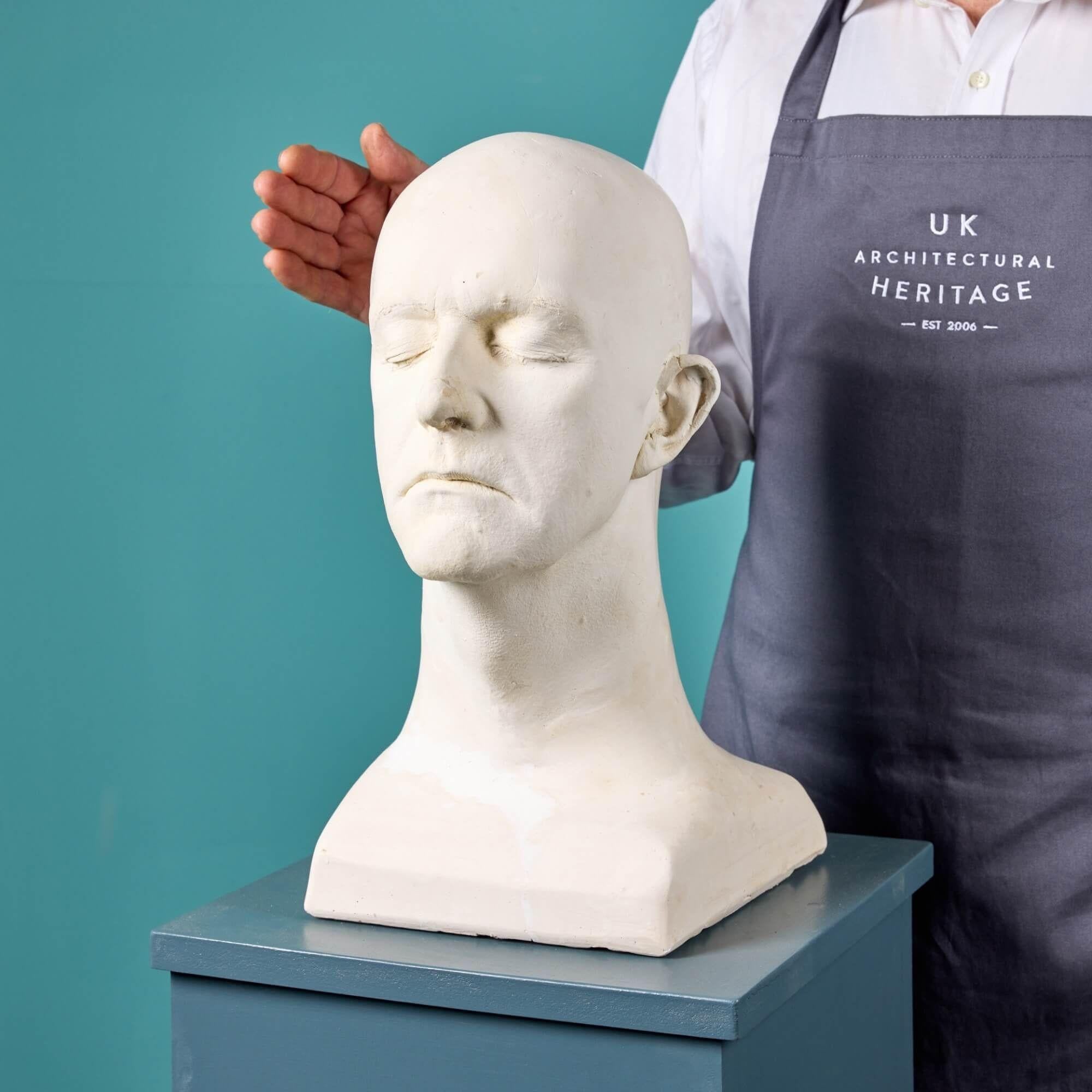 Un affascinante busto in gesso dipinto del XX secolo di Sam Heller, proveniente dalla collezione del truccatore britannico Christopher Tucker.

Questo è solo uno dei tanti calchi e busti in gesso che stiamo vendendo dalla straordinaria collezione di