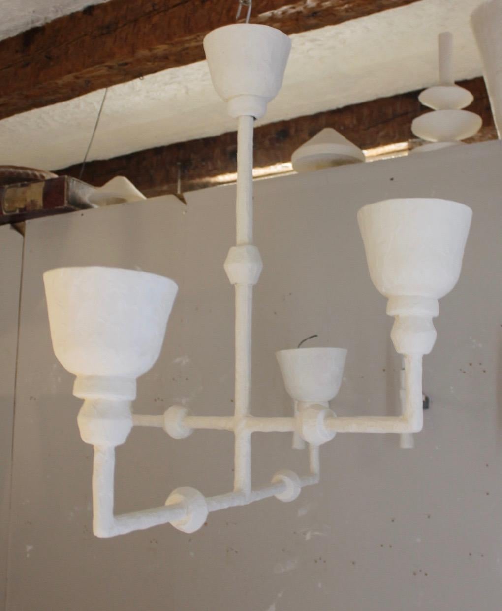 Mouvement esthétique Lampe en plâtre de style Giacometti avec quatre branches en vente