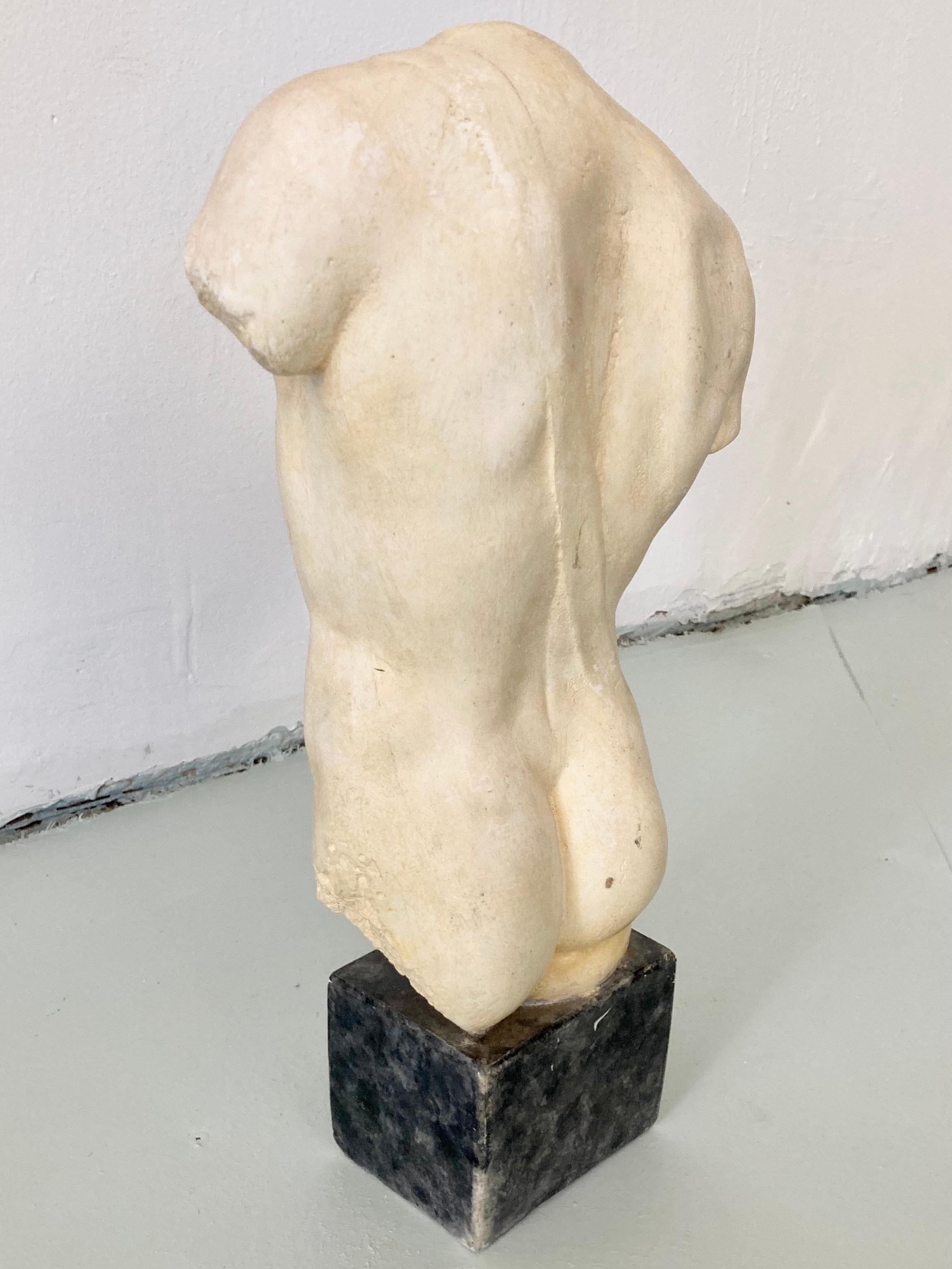 Autre Statue de corps masculin en plâtre sur une base en vente