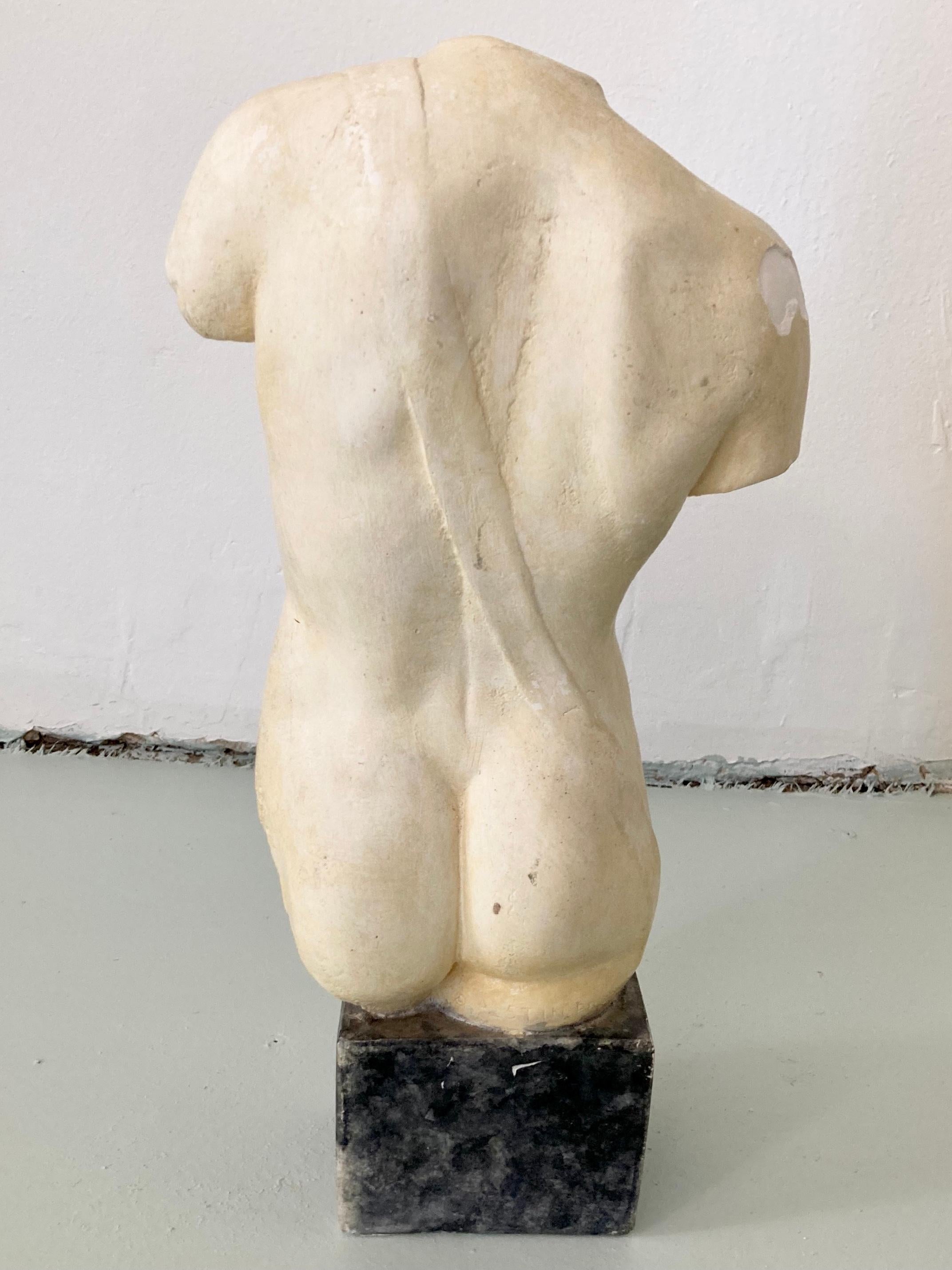 Français Statue de corps masculin en plâtre sur une base en vente