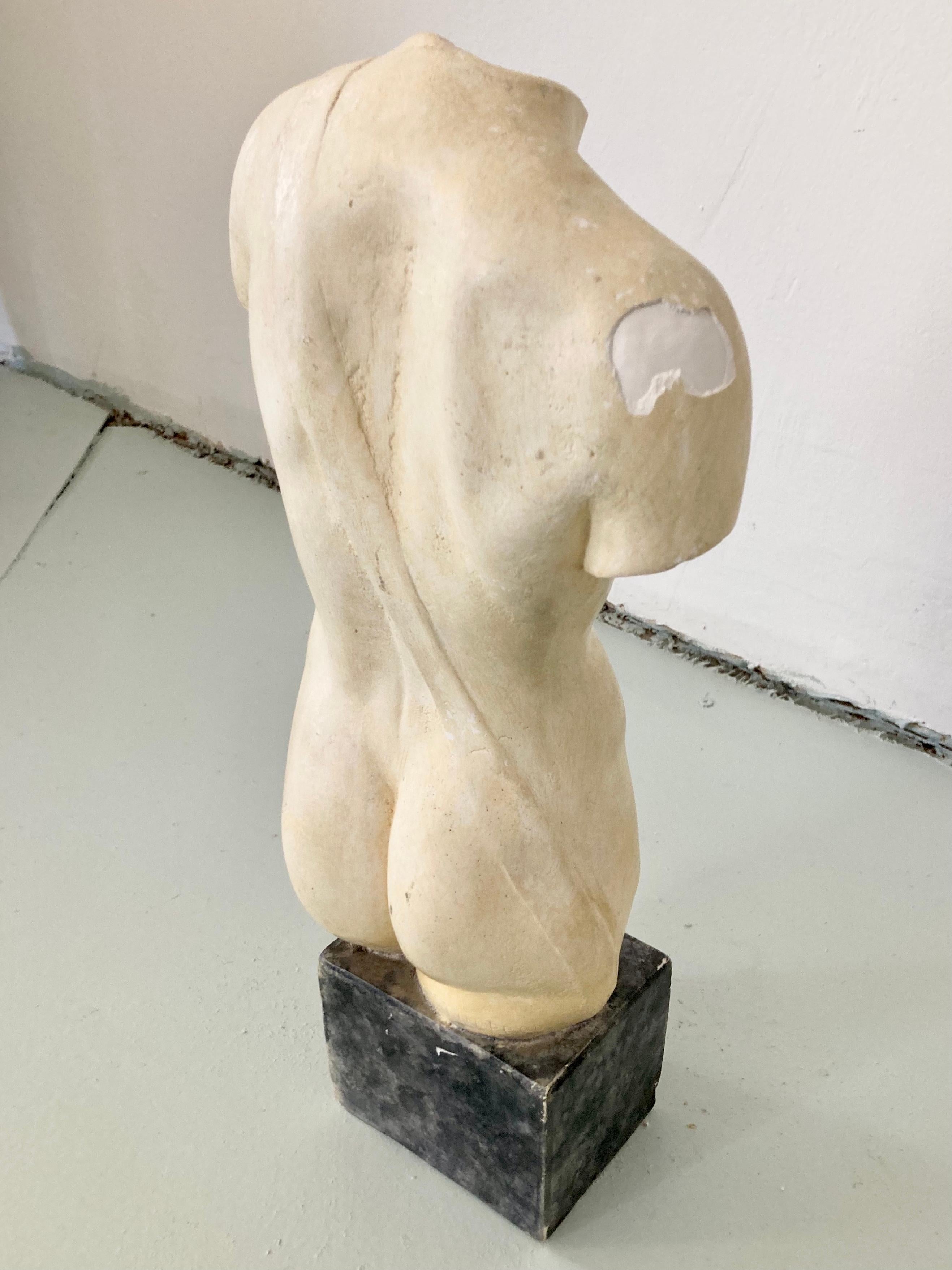 Männliche Körperstatue aus Gips auf einem Sockel im Zustand „Gut“ im Angebot in Los Angeles, CA