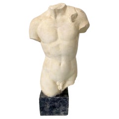 Estatua de cuerpo masculino de escayola sobre una base