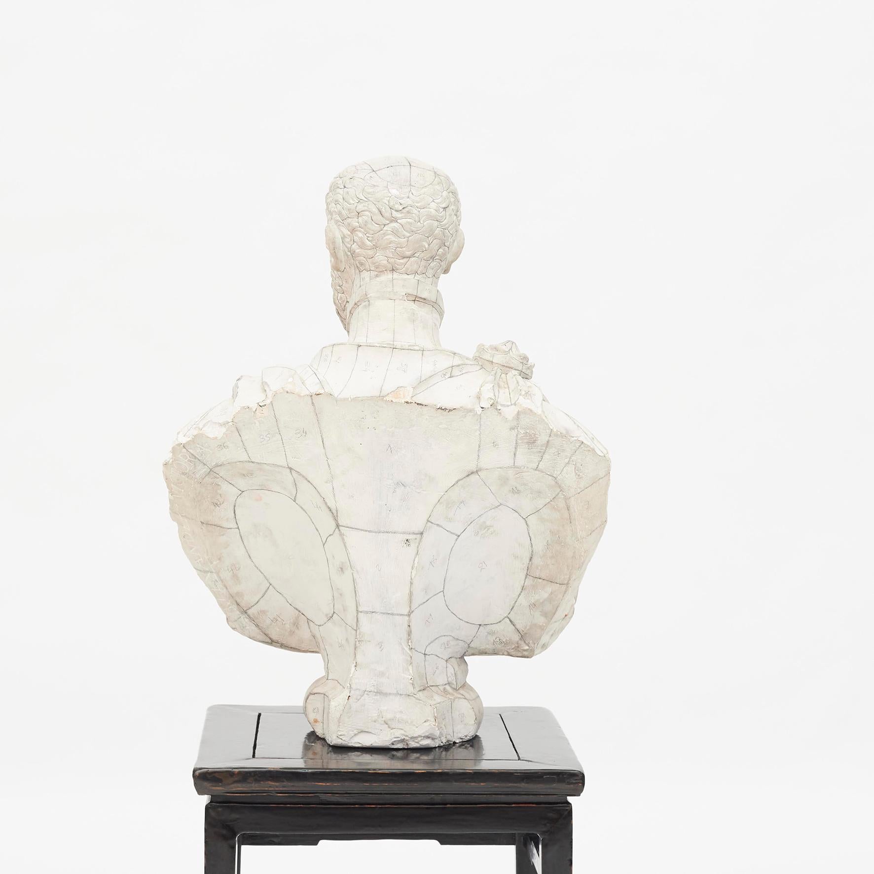 Busto in gesso sulla base. Studio preliminare per la scultura del marmo con indicazioni per lo scalpellino.
Francia, 1850-1880.
Un pezzo molto decorativo.
