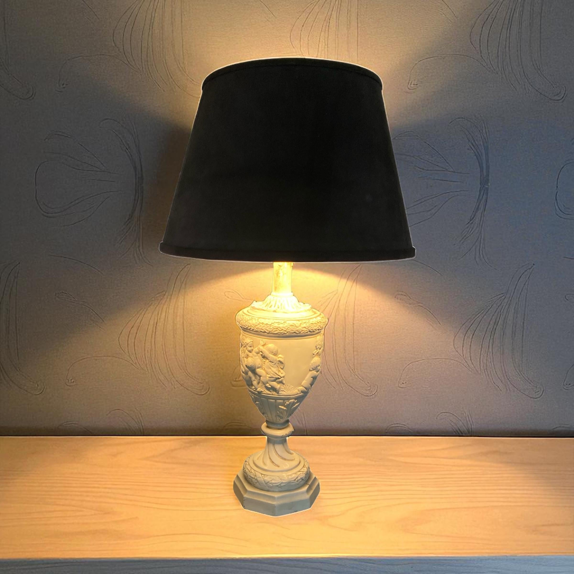 Lampe chérubin moulée et décorée en plâtre Circa 1930 Abat-jour en velours gris en vente 5