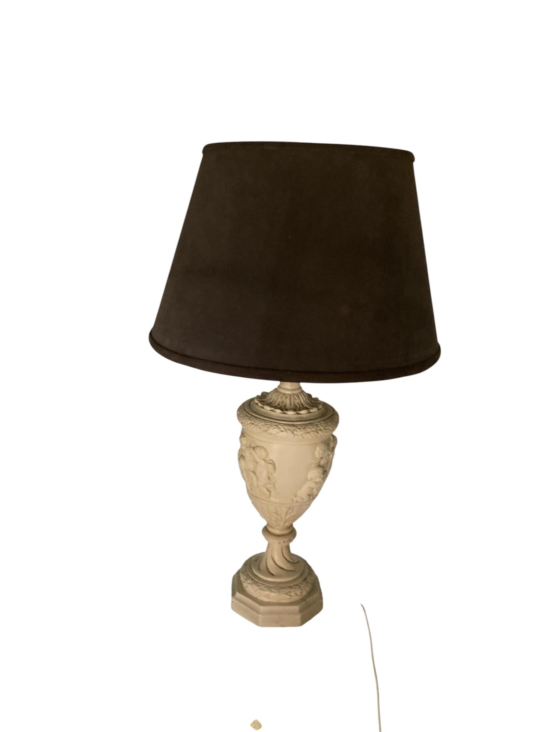 Lampe chérubin moulée et décorée en plâtre Circa 1930 Abat-jour en velours gris Bon état - En vente à Bishop's Stortford, GB