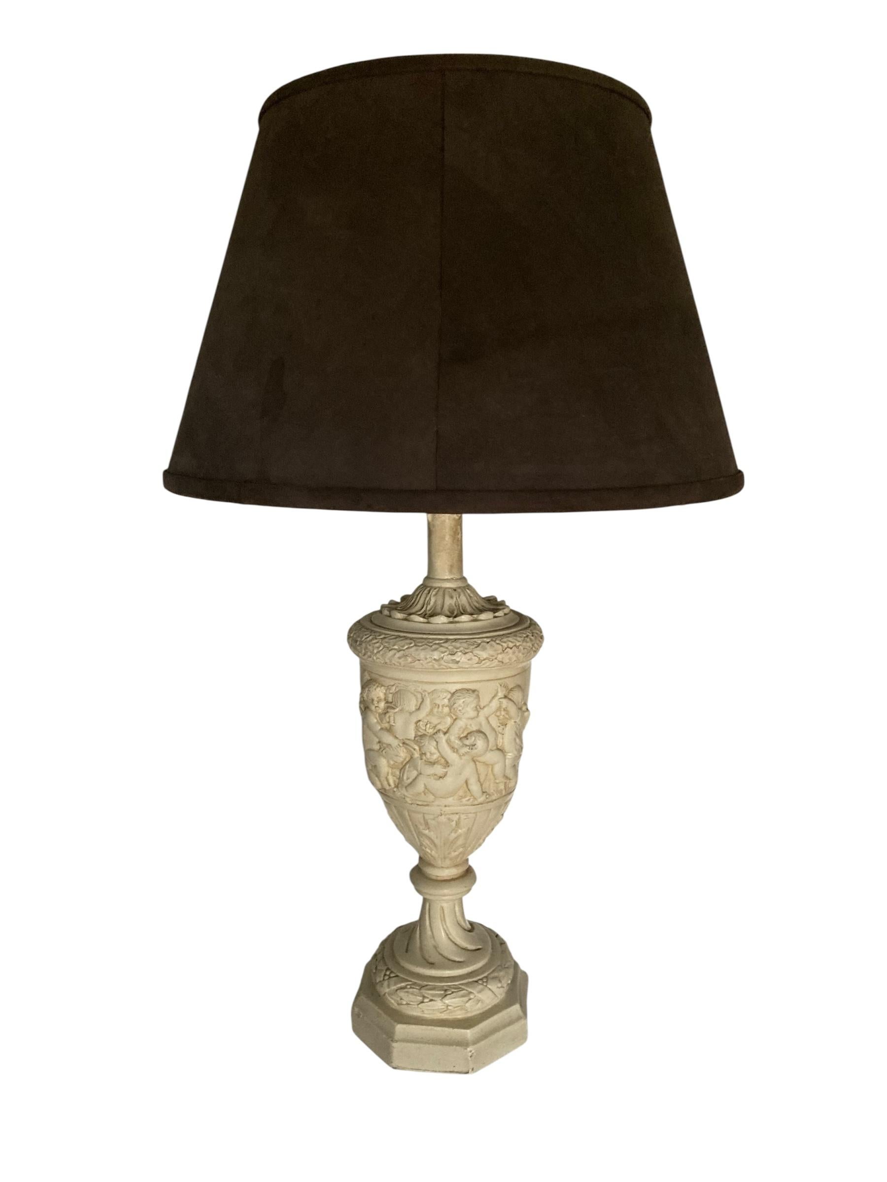 Lampe chérubin moulée et décorée en plâtre Circa 1930 Abat-jour en velours gris en vente 2