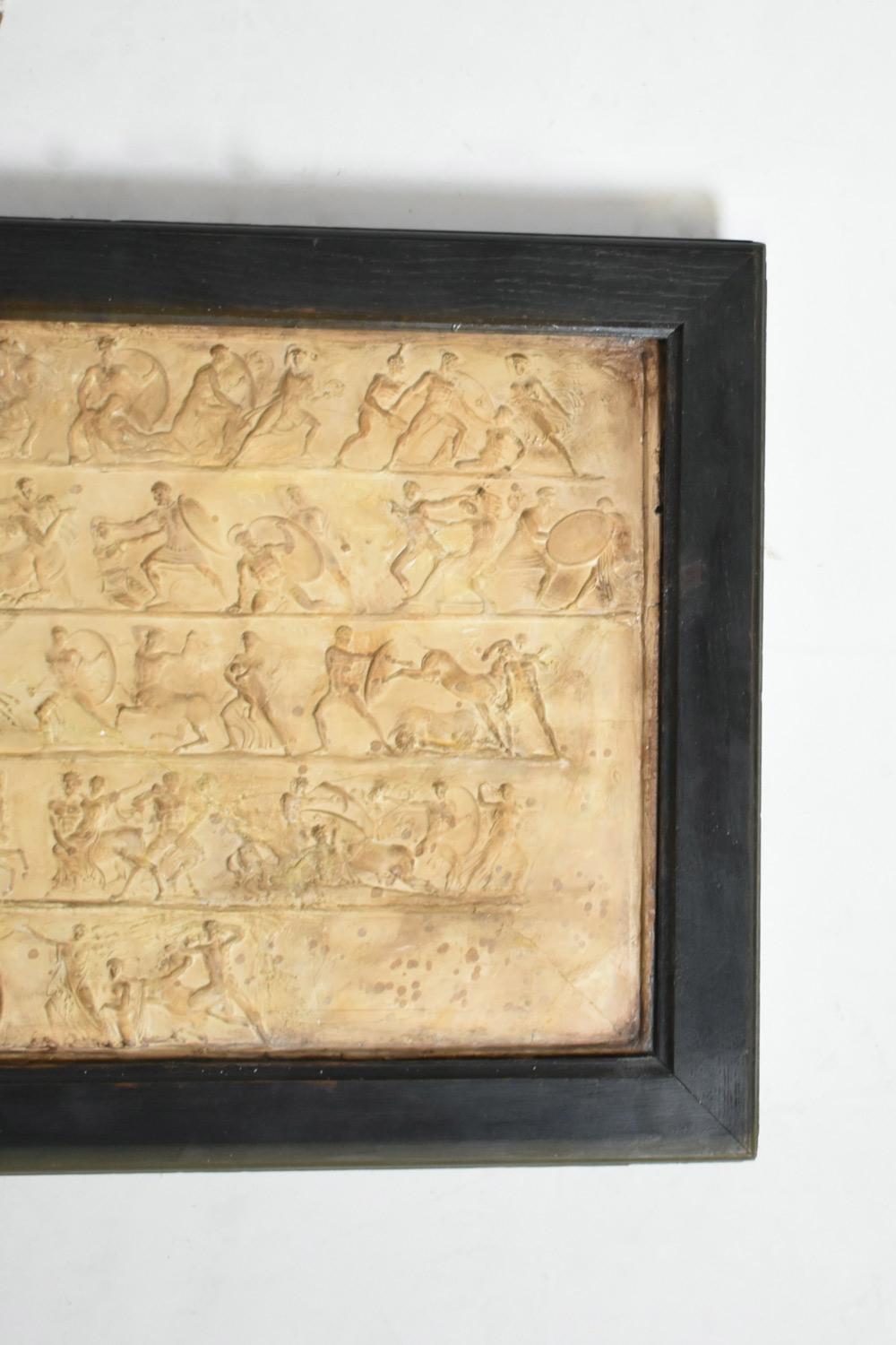 Bas-relief en plâtre décoré de scènes de combat mythologiques de centaures et d'amazones. France, années 1940.