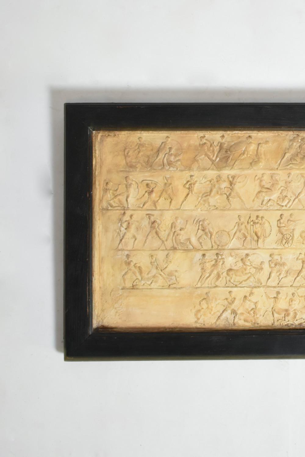 Bas-relief mythologique en plâtre, années 1940. Excellent état - En vente à Lisboa, PT