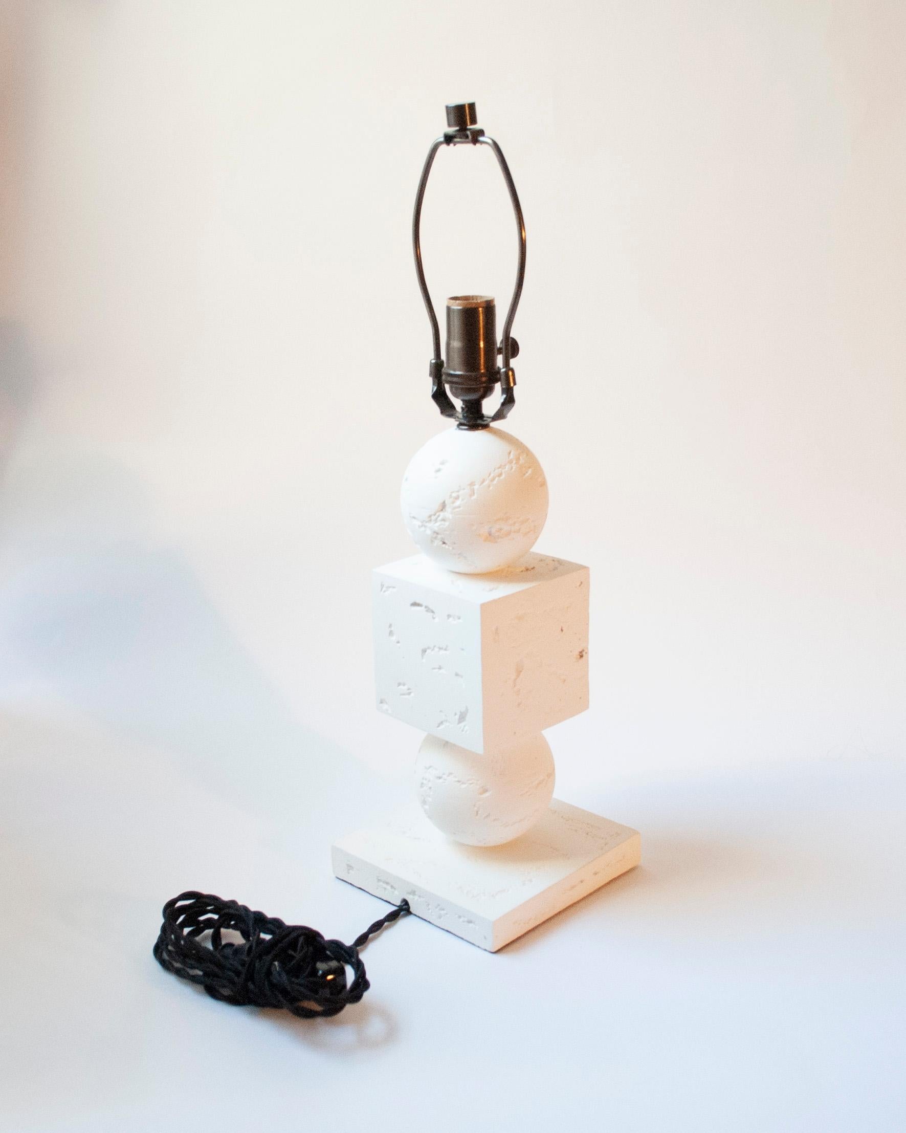 Lámpara de mesa neoclásica de escayola, Estados Unidos, Contemporáneo en venta 2