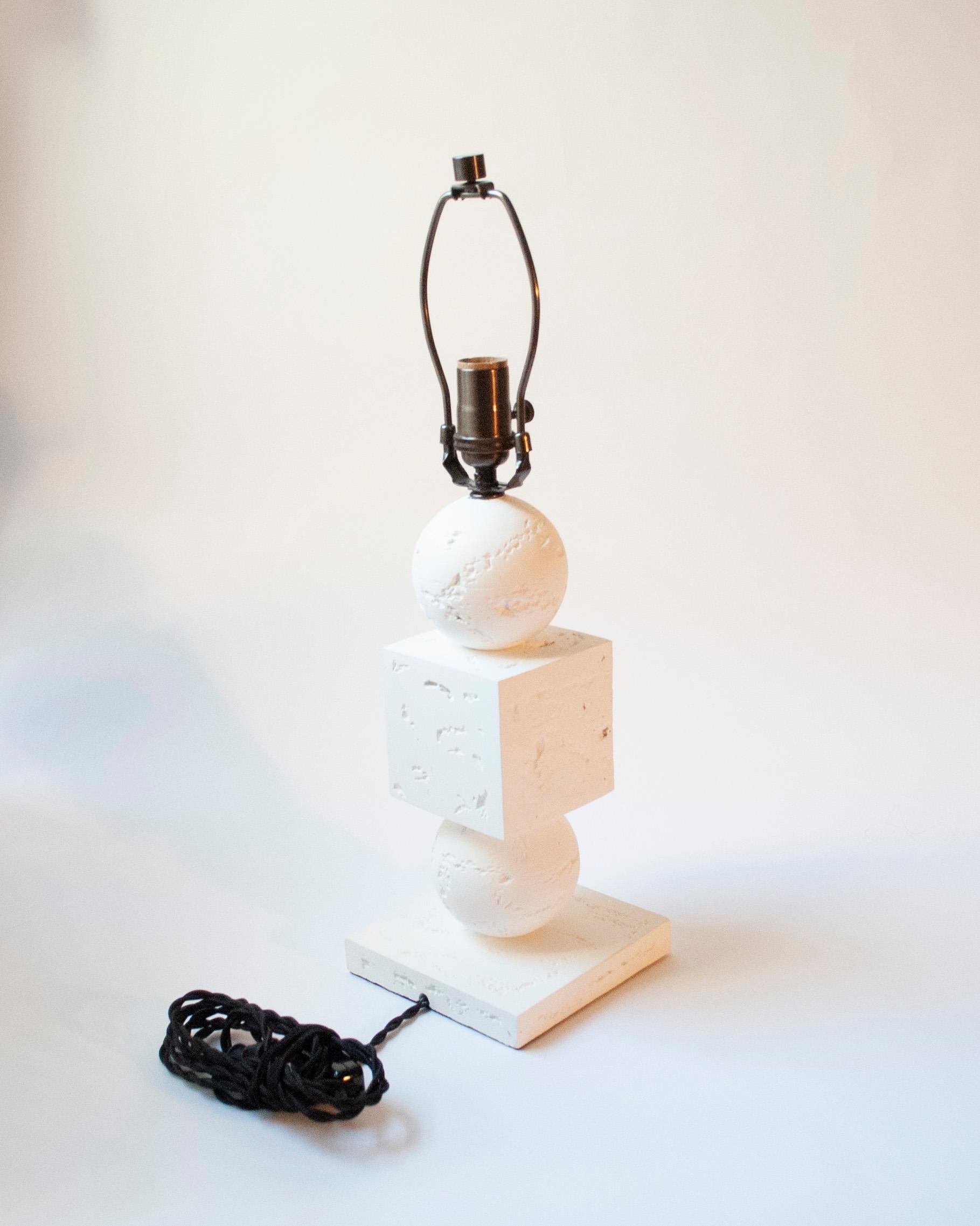 Lámpara de mesa neoclásica de escayola, Estados Unidos, Contemporáneo en venta 3