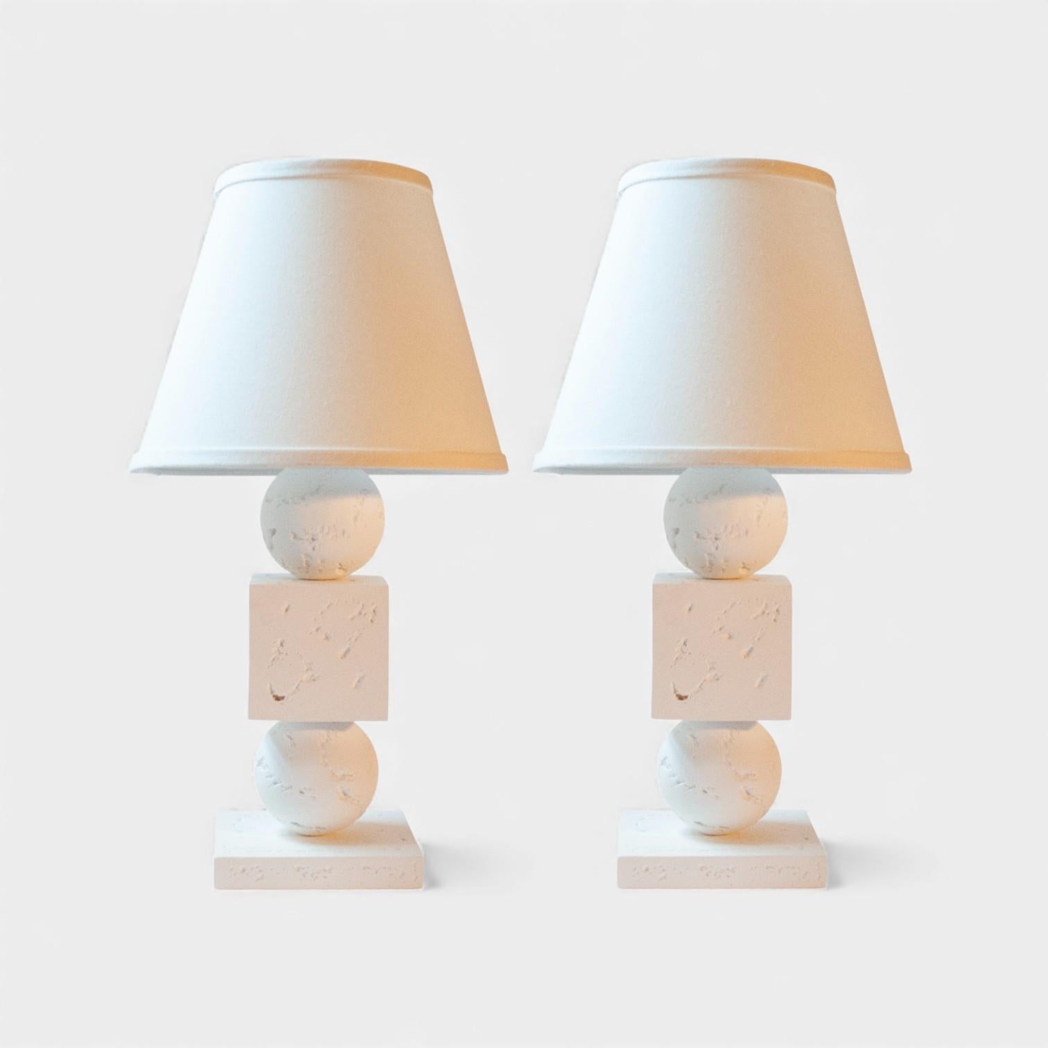 Lámparas de mesa de escayola hechas a mano con forma geométrica y neoclásica. Disponible en colores y acabados personalizados. Ya están disponibles dos de las variantes de la foto.

Altura a la parte superior del arpa: 20,5