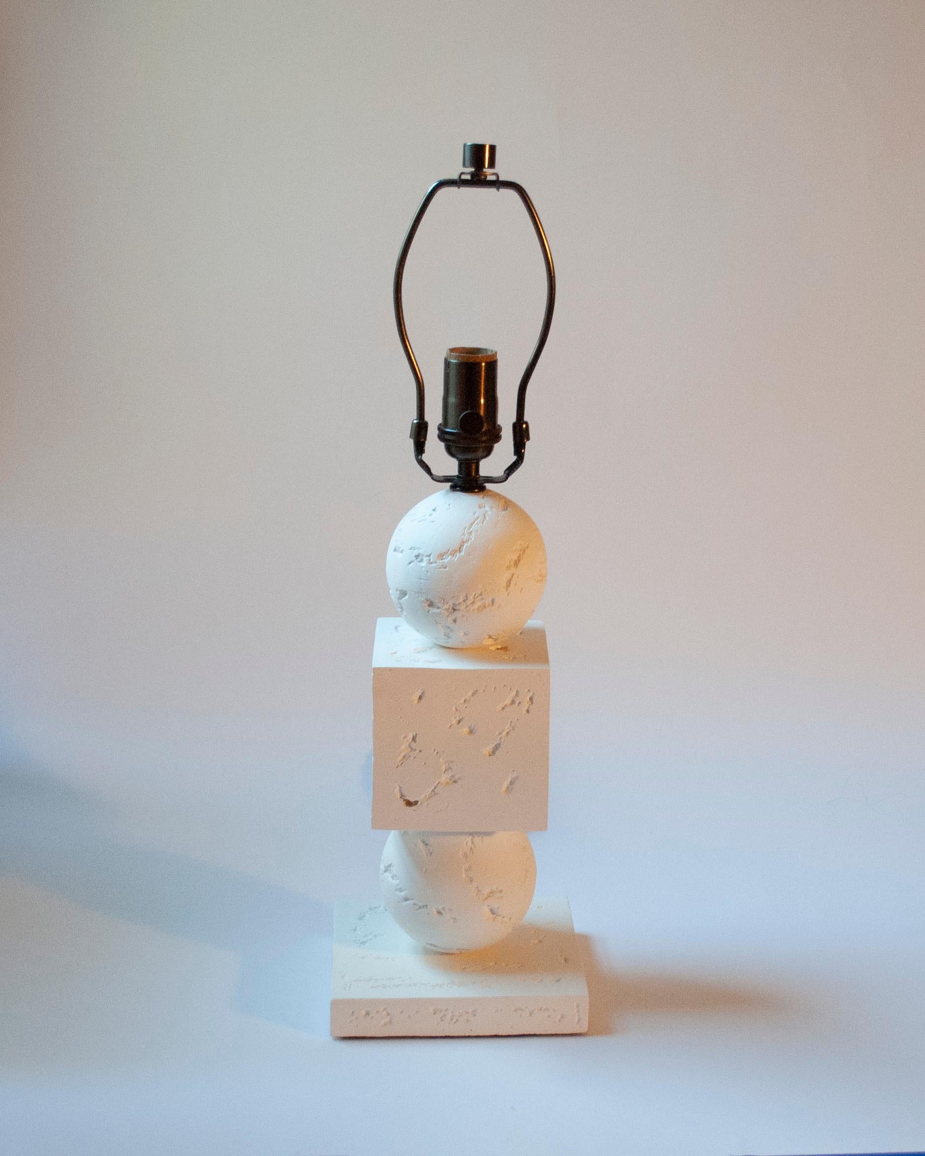 Lámpara de mesa neoclásica de escayola, Estados Unidos, Contemporáneo Hecho a mano en venta