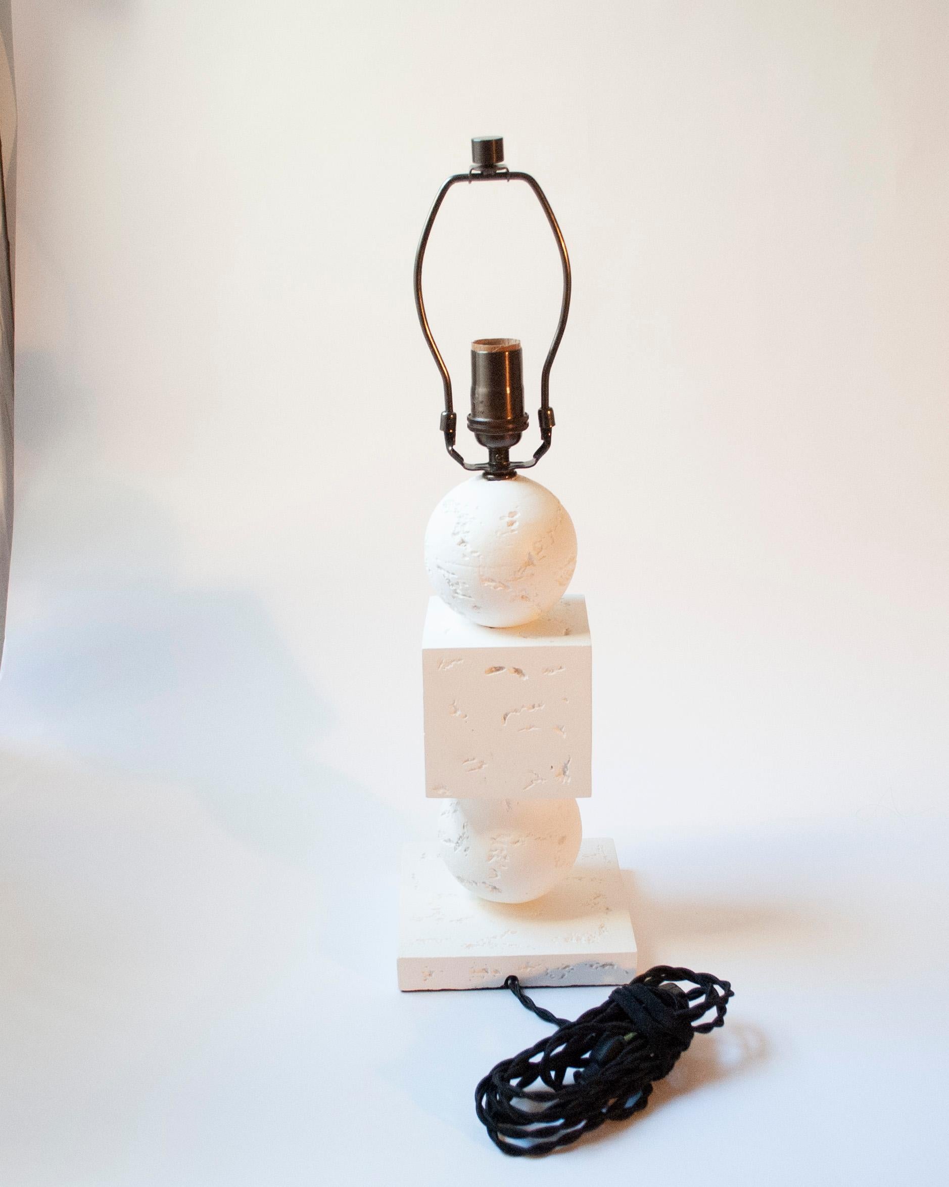 Lámpara de mesa neoclásica de escayola, Estados Unidos, Contemporáneo en venta 1