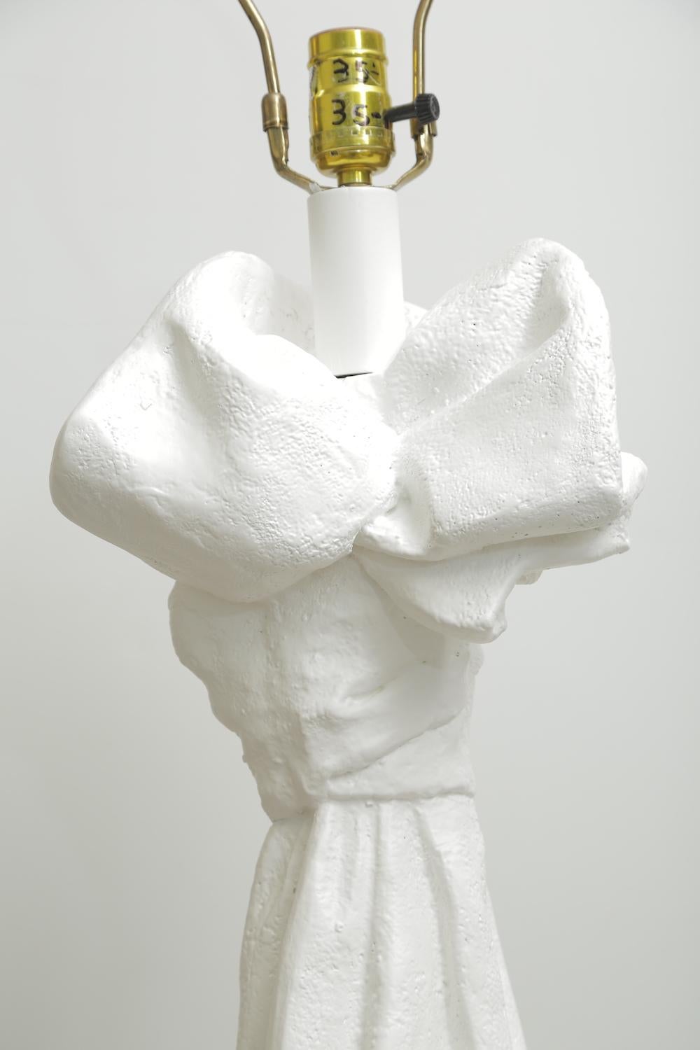 Lampadaire de style John Dickinson de Paris en plâtre blanc noué et drapé en vente 4