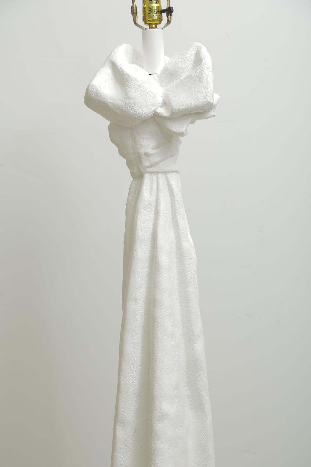Lampadaire de style John Dickinson de Paris en plâtre blanc noué et drapé Bon état - En vente à North Miami, FL