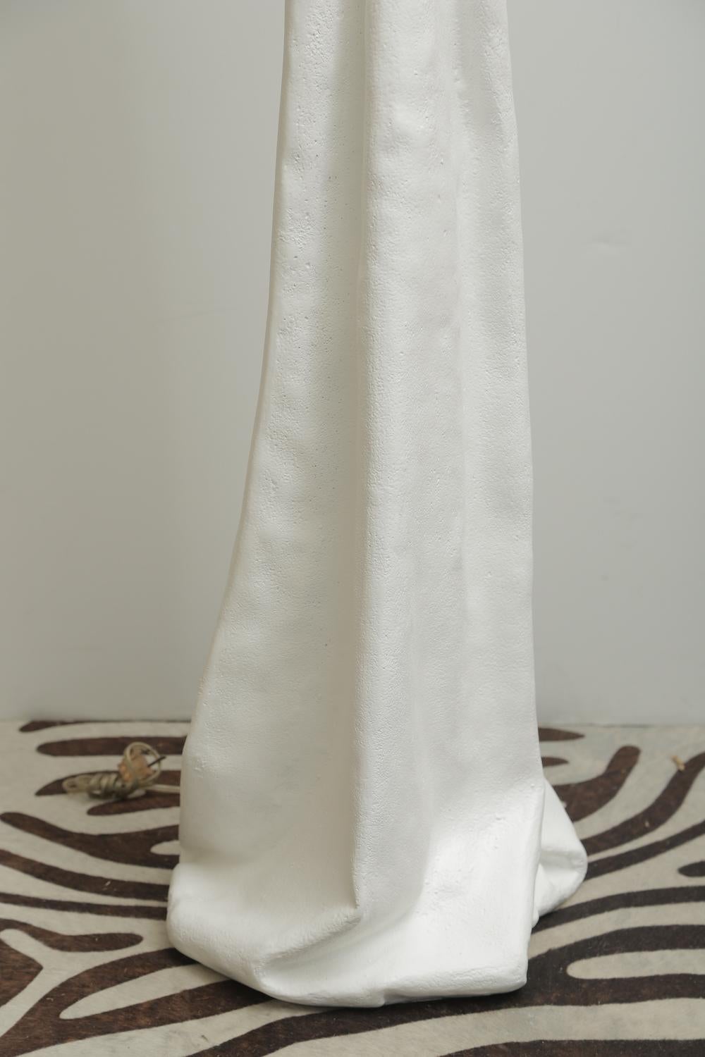 Fin du 20e siècle Lampadaire de style John Dickinson de Paris en plâtre blanc noué et drapé en vente