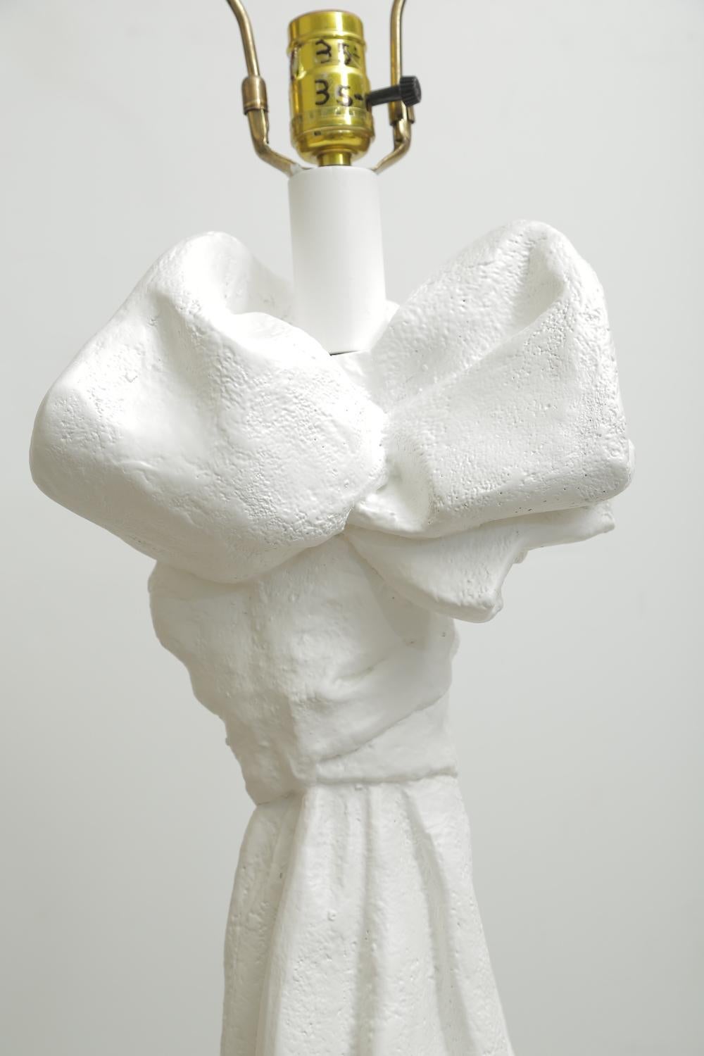 Lampadaire de style John Dickinson de Paris en plâtre blanc noué et drapé en vente 1