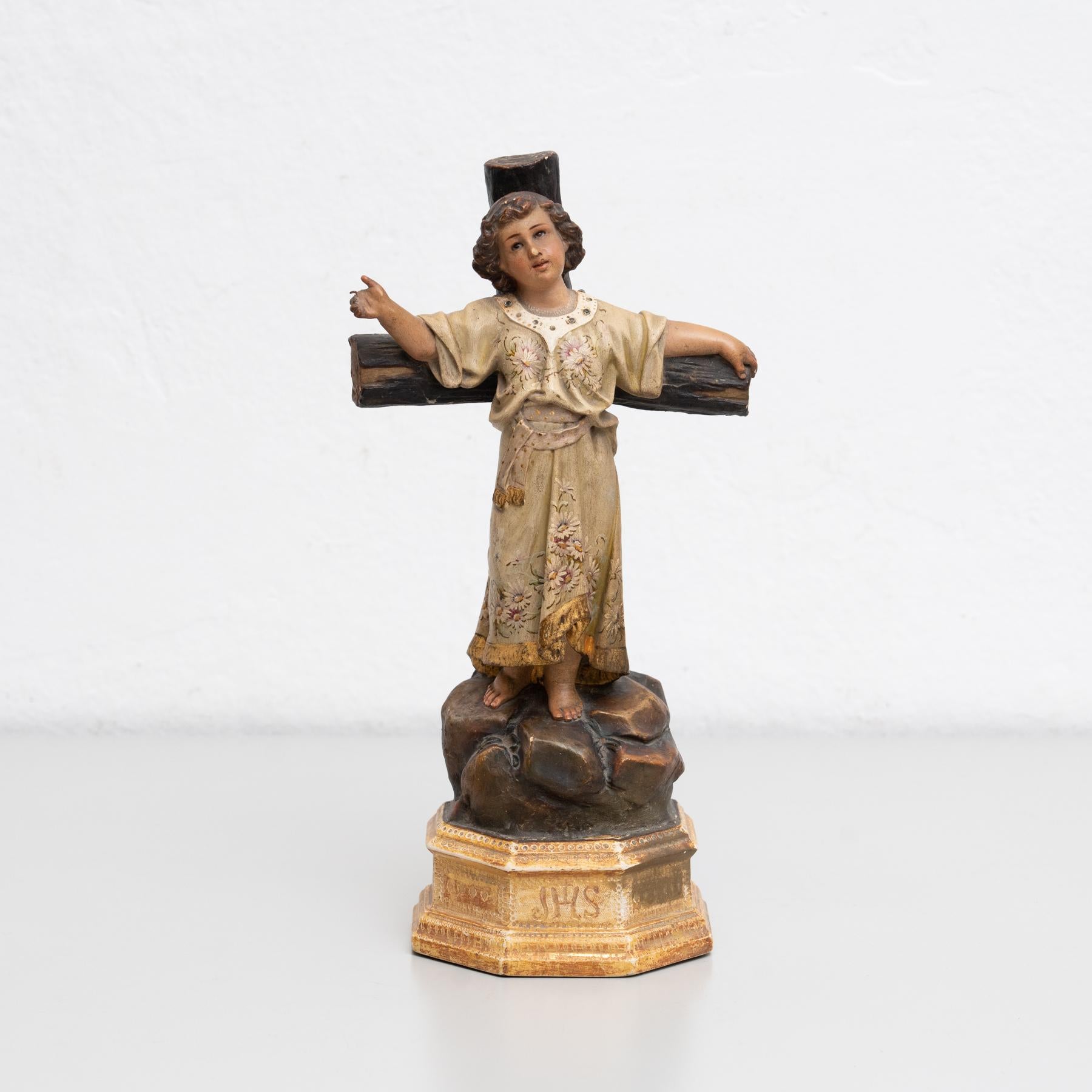 Figure religieuse traditionnelle en plâtre d'un enfant Jésus.

Fabriqué dans un atelier catalan traditionnel à Olot, en Espagne, vers 1930.

En état d'origine, avec une usure mineure conforme à l'âge et à l'utilisation, préservant une belle