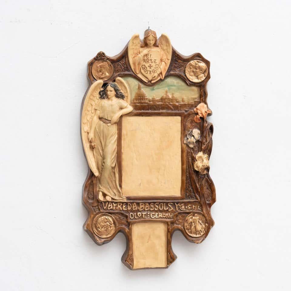 Œuvre d'art murale religieuse traditionnelle en plâtre peinte à la main.    Fabriqué dans un atelier catalan traditionnel à Olot, en Espagne, vers 1950.    En état d'origine, avec une usure mineure conforme à l'âge et à l'utilisation, préservant une