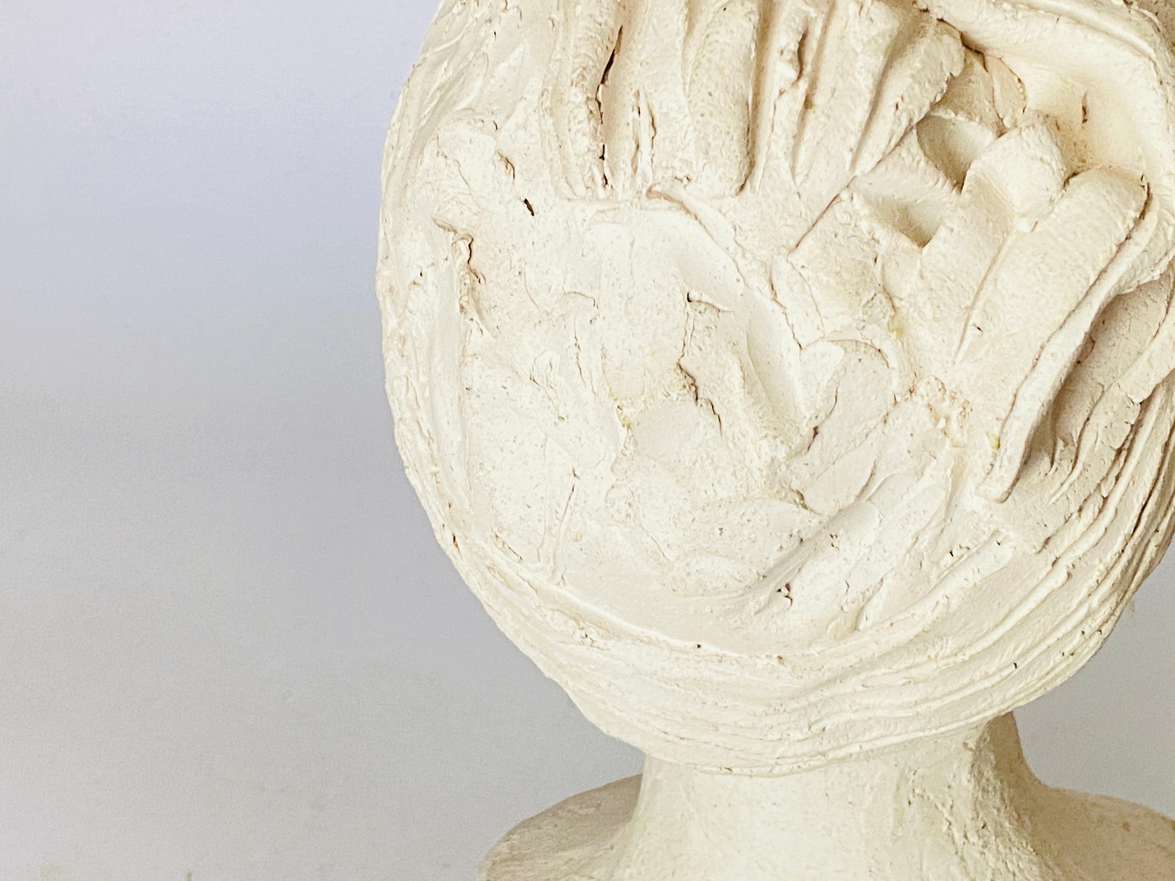 Ce buste de femme est en plâtre. Il s'agit d'une sculpture Art déco, réalisée vers 1930, en France.
Dans une couleur blanche. 