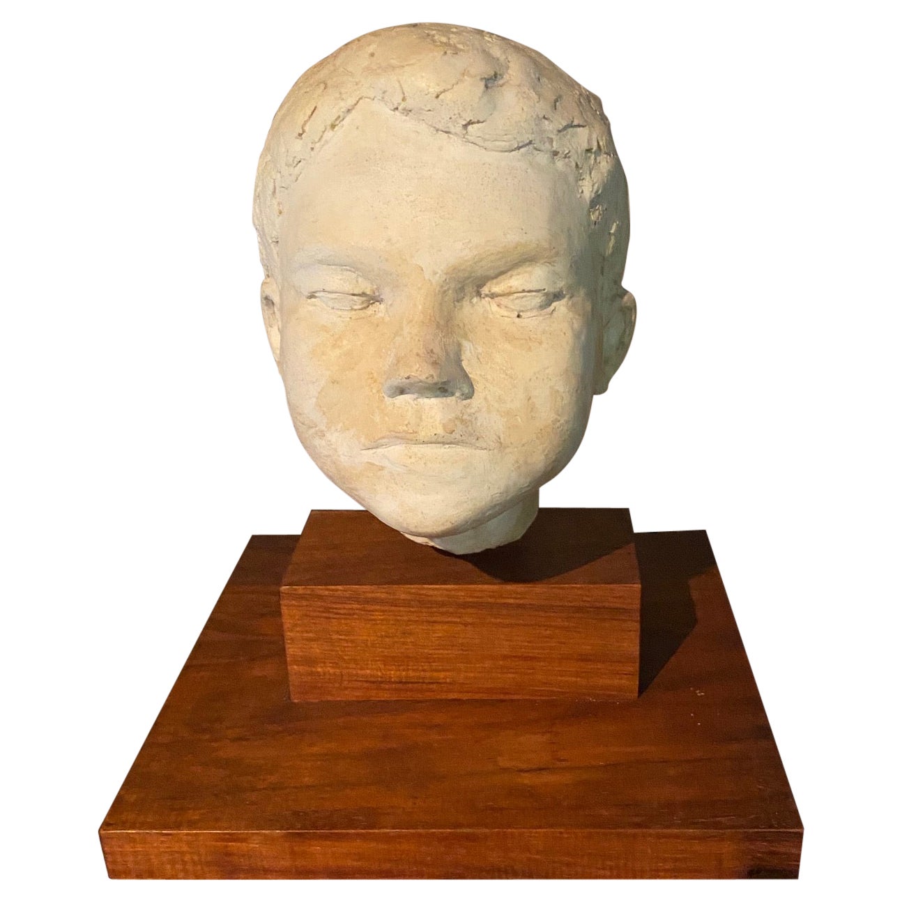 Buste de jeune garçon en plâtre sculpté