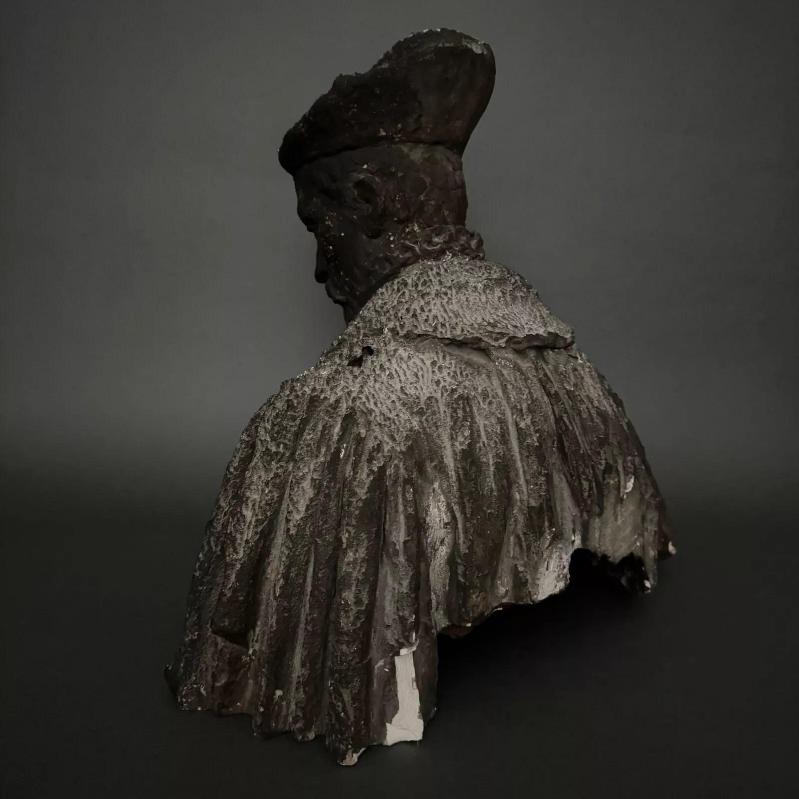 This plaster studio bust was created by Charles Filleul (1856–1907). Please note that it is likely a preparatory work for a larger bronze statue.

The patina is original and untouched. We note some areas where plaster is missing.

We have taken as