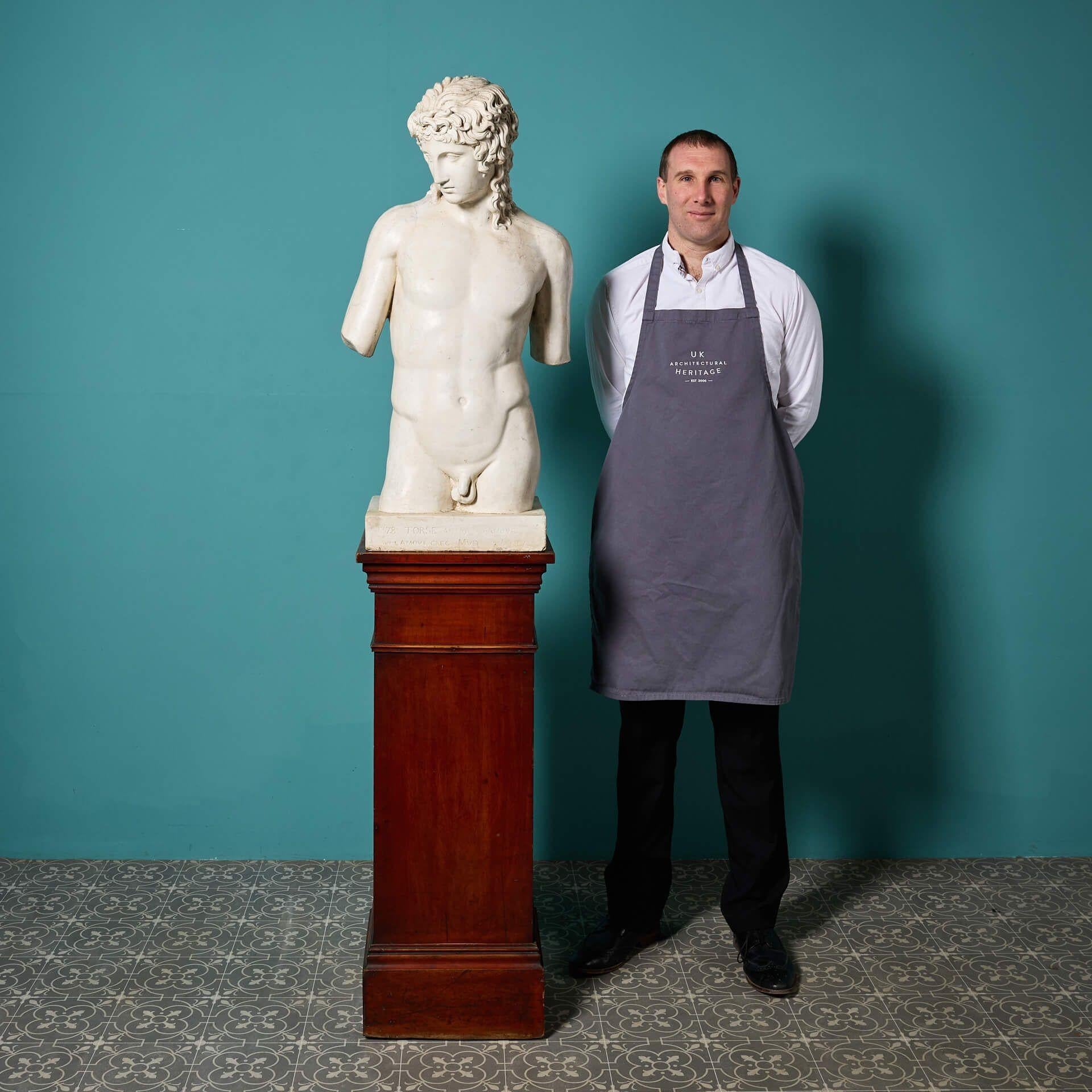 Scultura italiana in gesso raffigurante Eros di Centocelle, dopo l'antico, posta su un piedistallo affusolato in mogano e rifinita con uno smalto francese.

Eros, il Dio dell'amore, è raffigurato con lo sguardo rivolto verso la sua destra in una