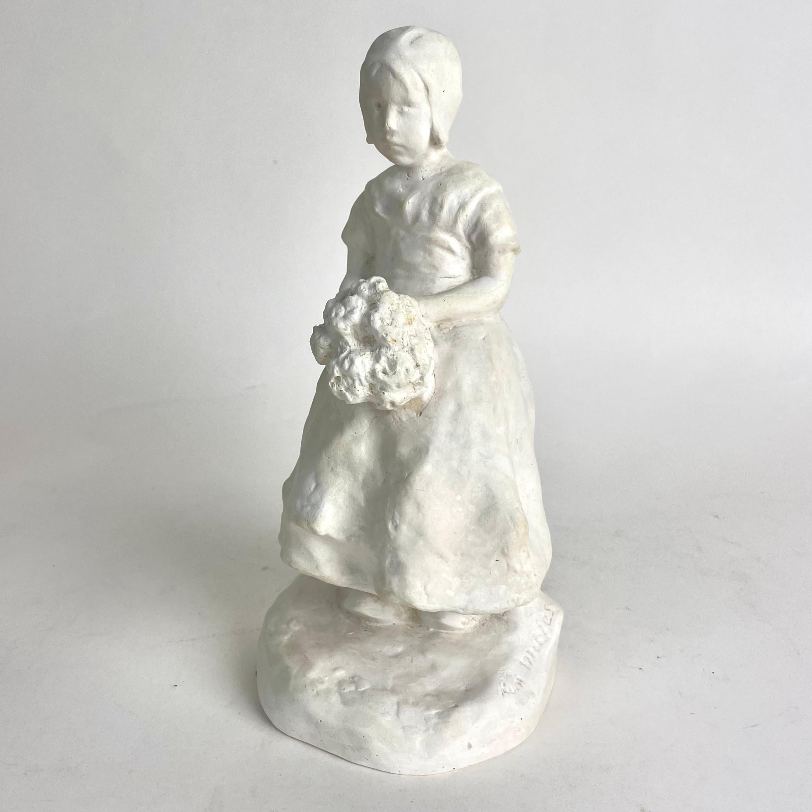 Incantevole scultura in gesso di Ruth Milles (Svezia, 1873-1941). Una giovane ragazza con un bouquet di fiori. Art Nouveau, inizio del XX secolo.

Ruth Milles è la sorella dello scultore di fama mondiale Carl Milles. Ha ricevuto numerosi premi