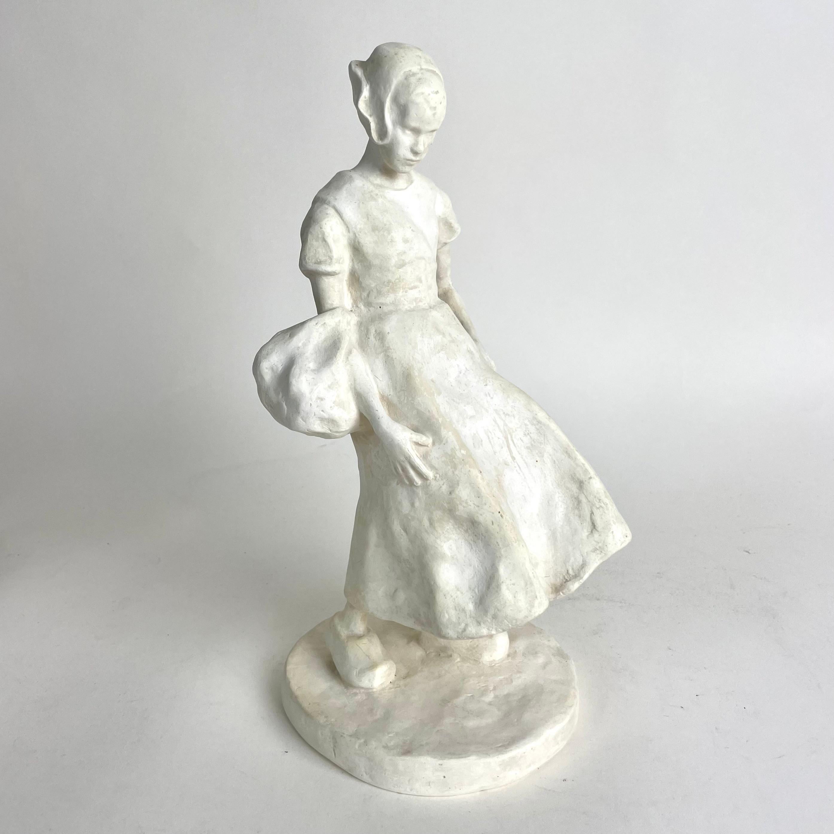 Incantevole scultura in gesso di Ruth Milles (Svezia, 1873-1941). Una giovane ragazza con una borsa. Art Nouveau, datato 1906.

Ruth Milles è la sorella dello scultore di fama mondiale Carl Milles. Ha ricevuto numerosi premi internazionali e