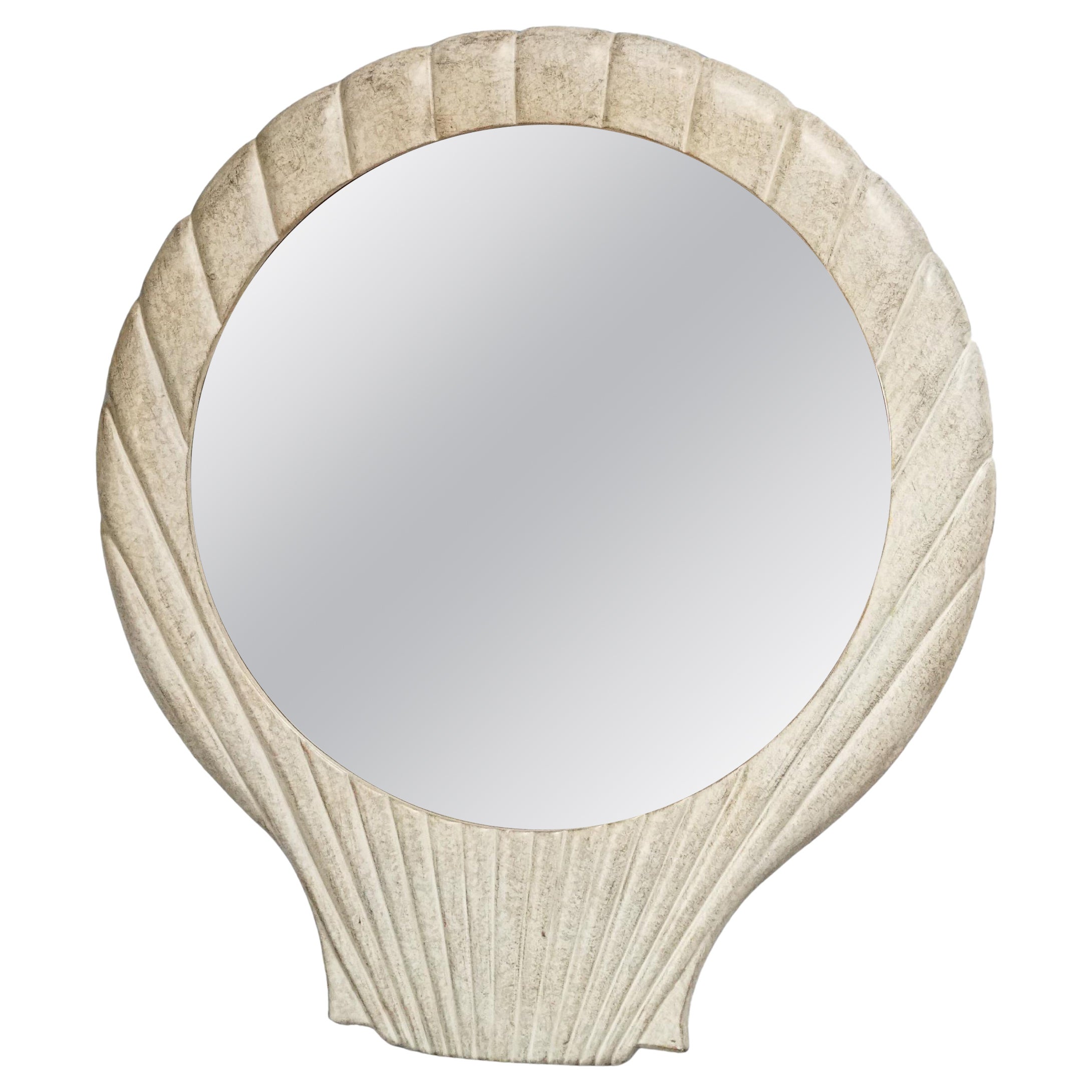 Specchio da parete in gesso con conchiglia di Vanguard Studios in vendita