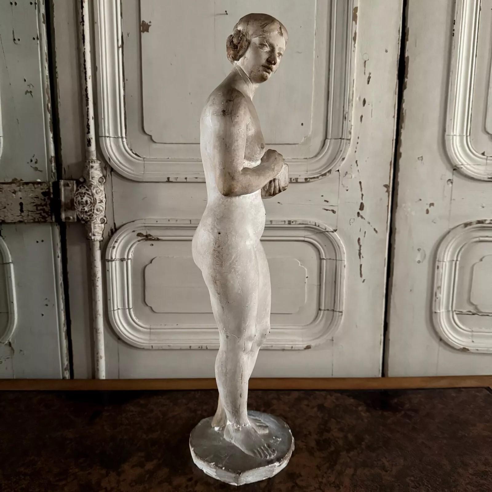 Statua in gesso da studio di Charles Charles Filleul, soggetto femminile con scatola, 20° secolo in vendita 3
