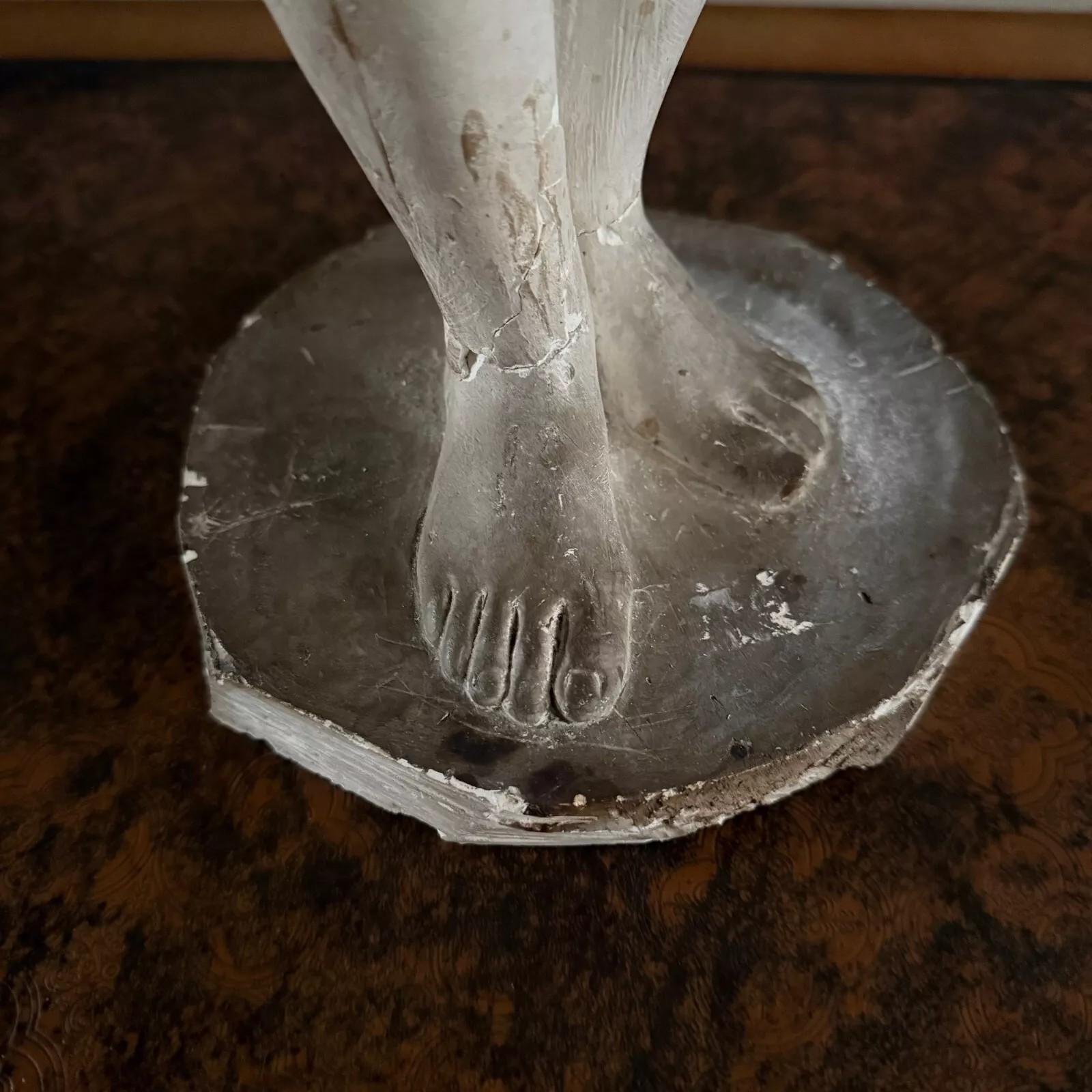 Statua in gesso da studio di Charles Charles Filleul, soggetto femminile con scatola, 20° secolo in vendita 4