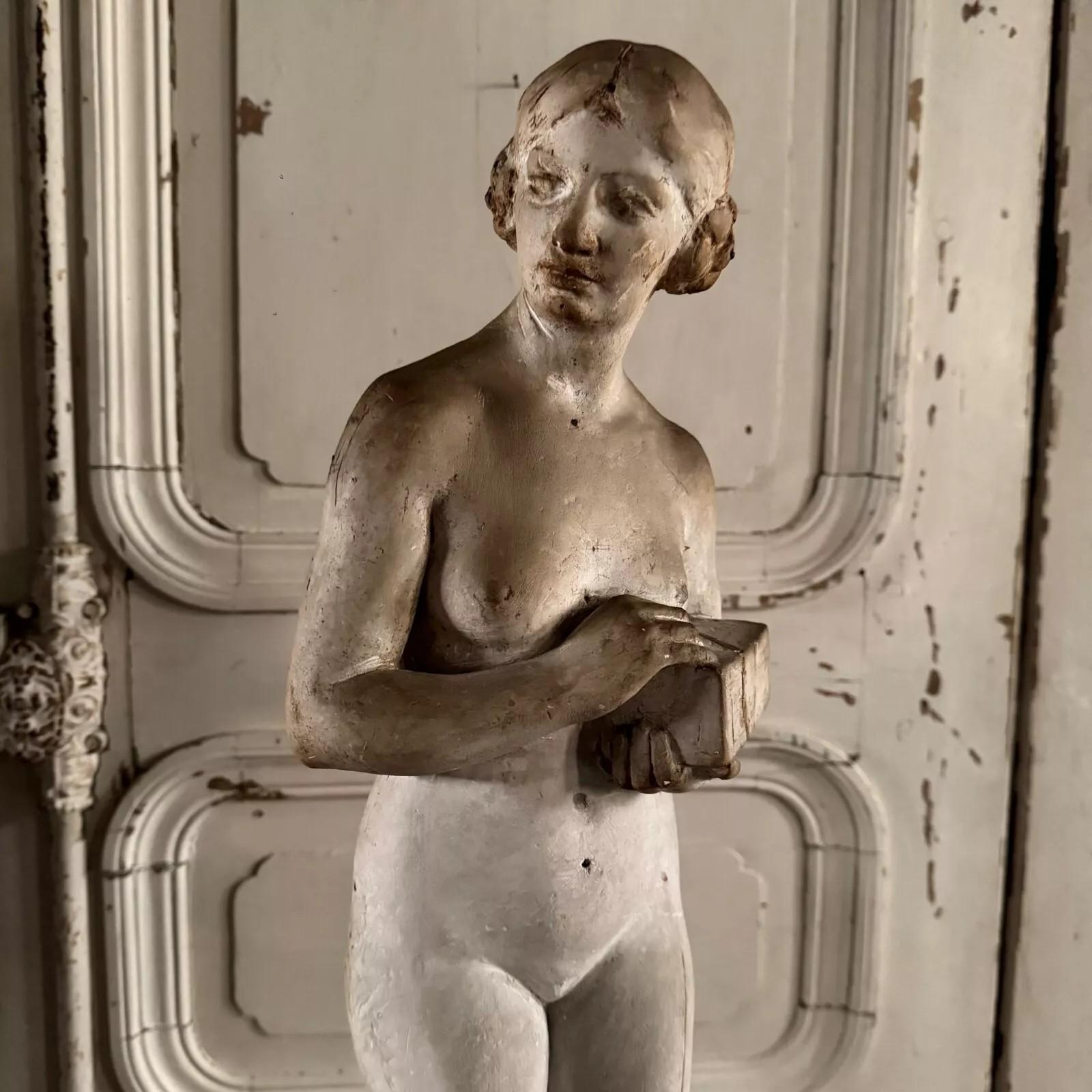 Statua in gesso da studio di Charles Charles Filleul, soggetto femminile con scatola, 20° secolo in vendita 7