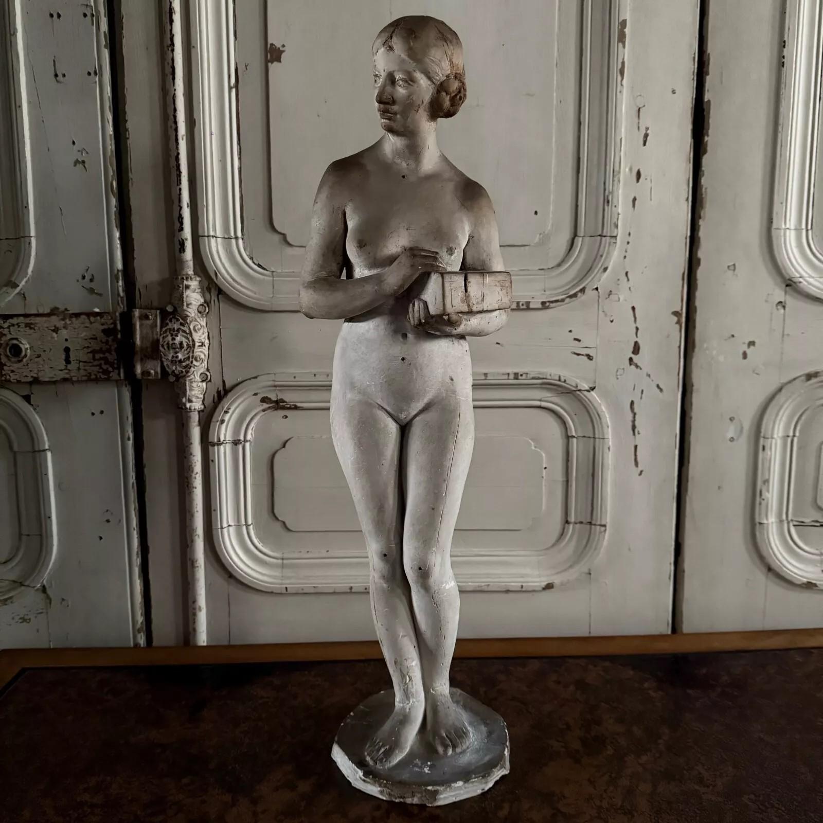 Francese Statua in gesso da studio di Charles Charles Filleul, soggetto femminile con scatola, 20° secolo in vendita