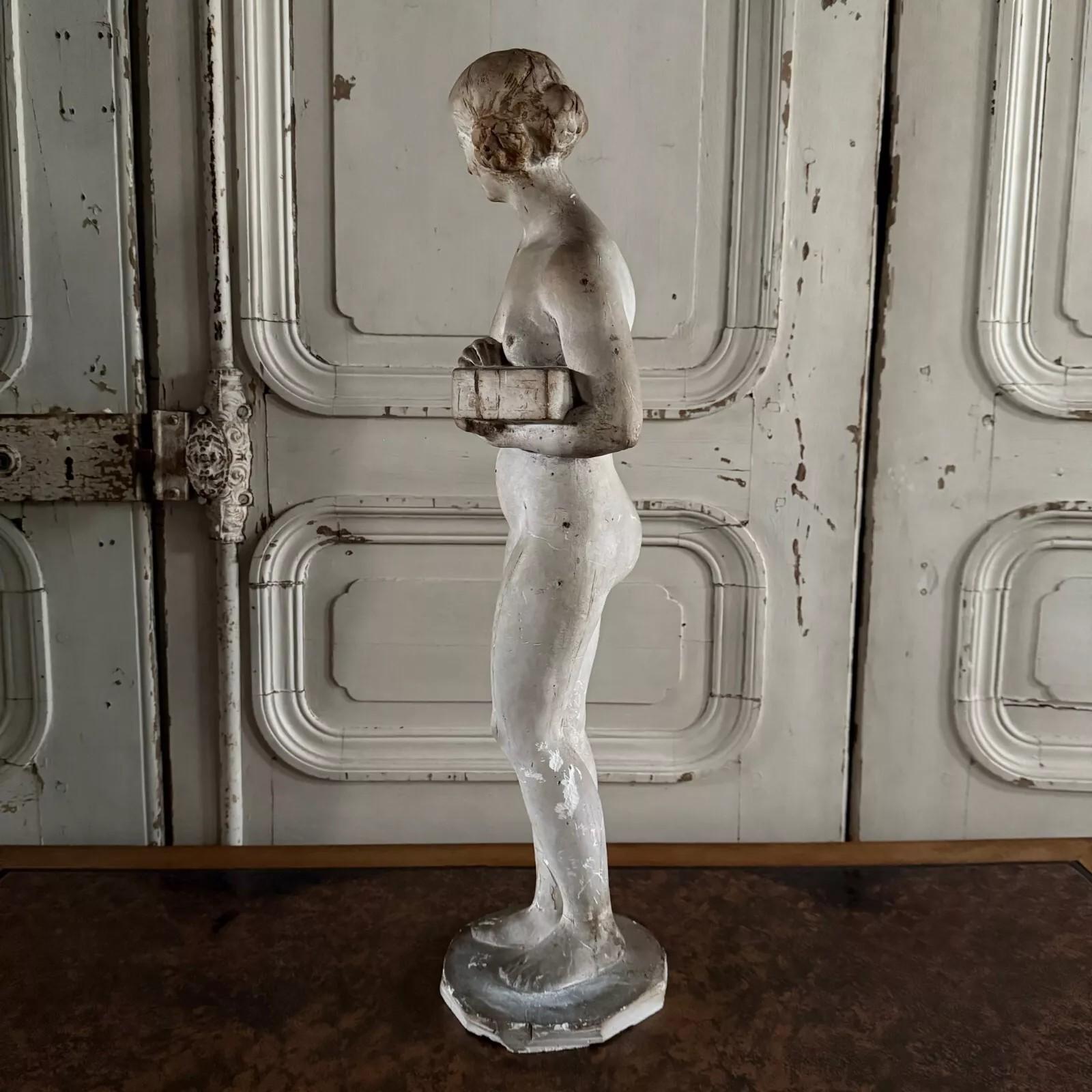 Intagliato a mano Statua in gesso da studio di Charles Charles Filleul, soggetto femminile con scatola, 20° secolo in vendita