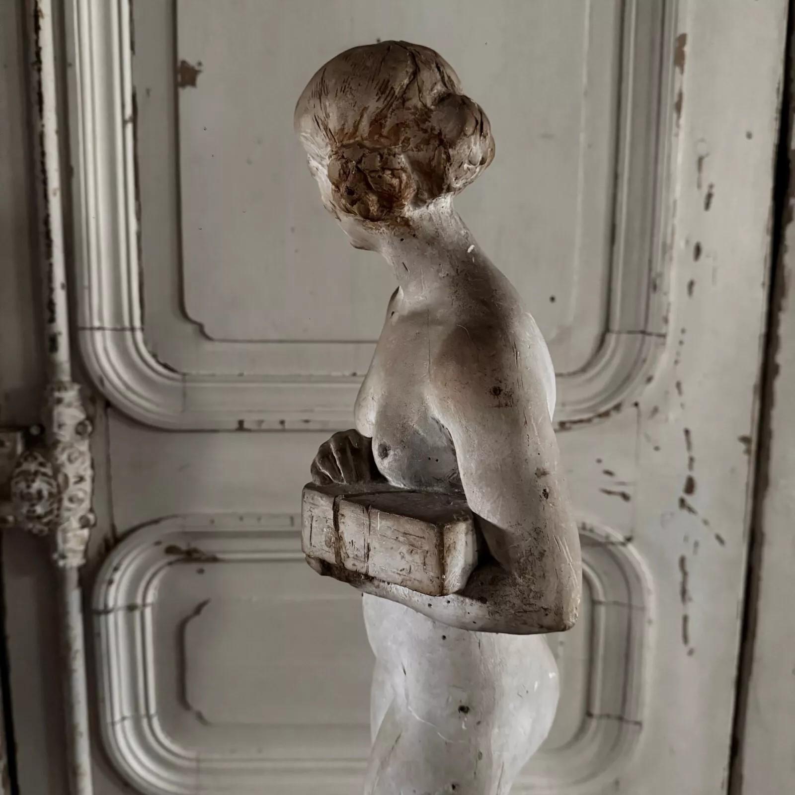 Statua in gesso da studio di Charles Charles Filleul, soggetto femminile con scatola, 20° secolo In condizioni buone in vendita a NANTES, FR