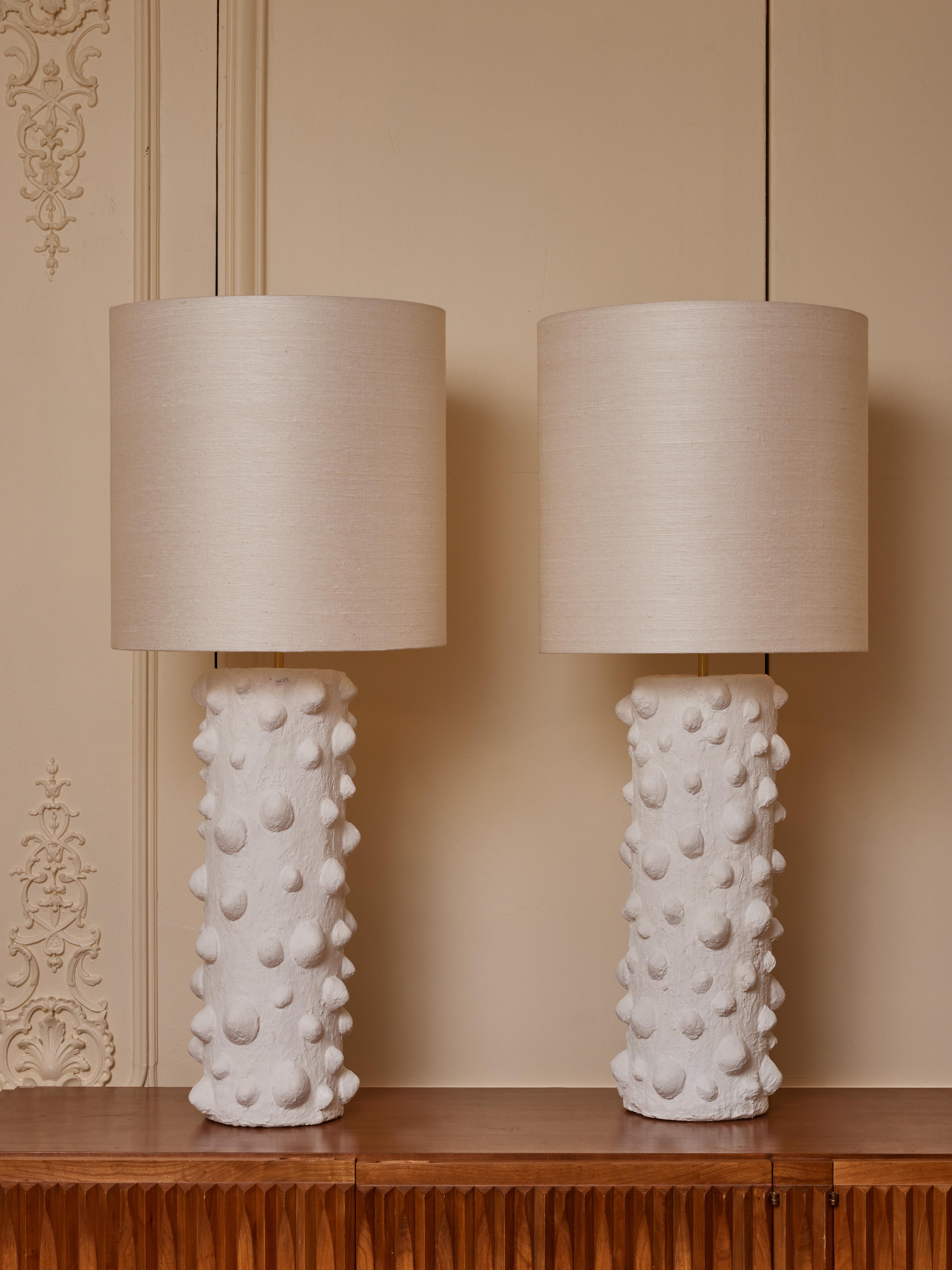 Pair of table lamps in sculpted plaster.
Signed piece by the artist LYNX.
France, 2024.