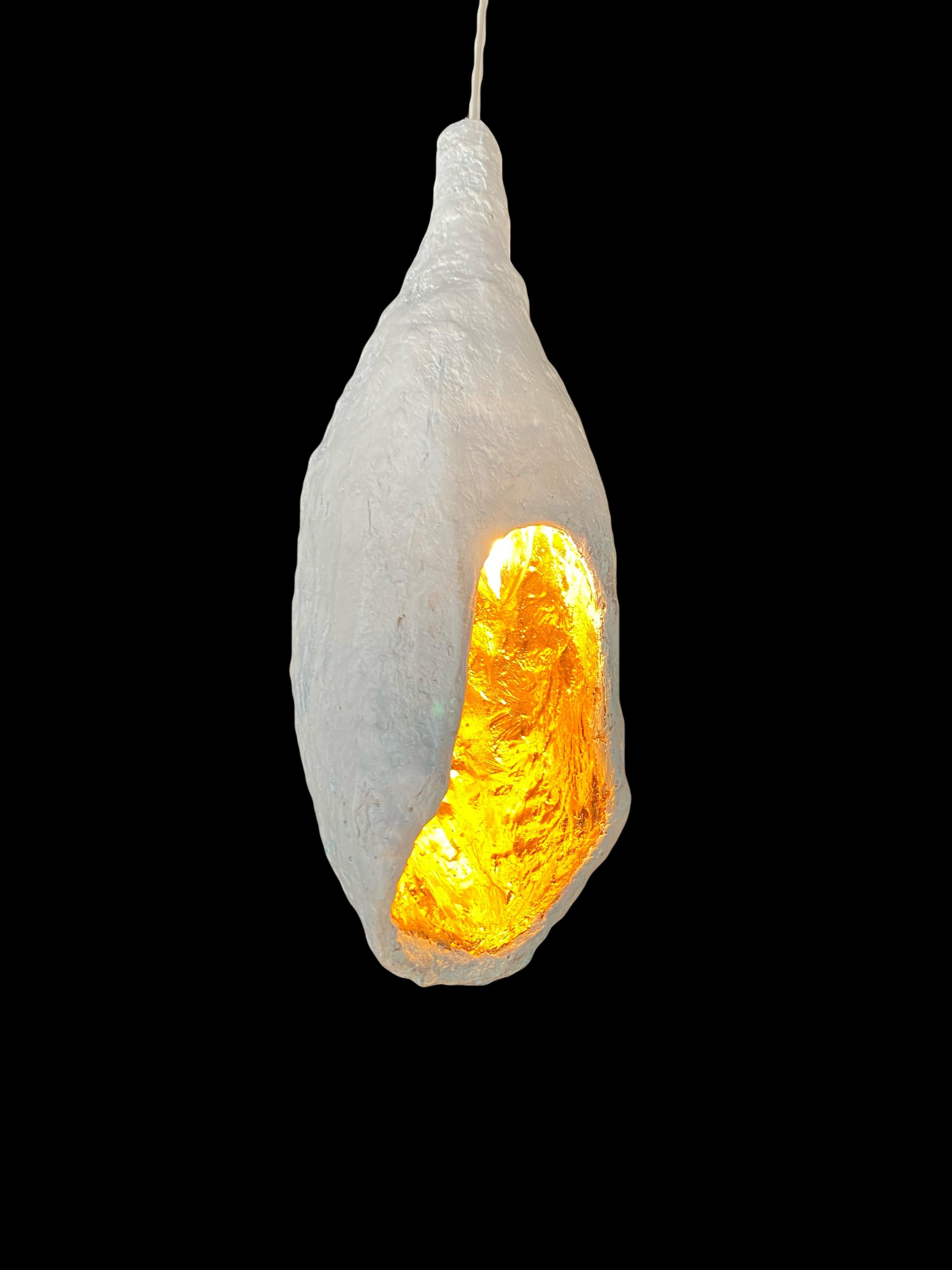 Dies ist ein neues Werk von Mattia Biagi in Gips 
Die skulpturale Lampe kann als Tisch- oder Hängelampe verwendet werden.