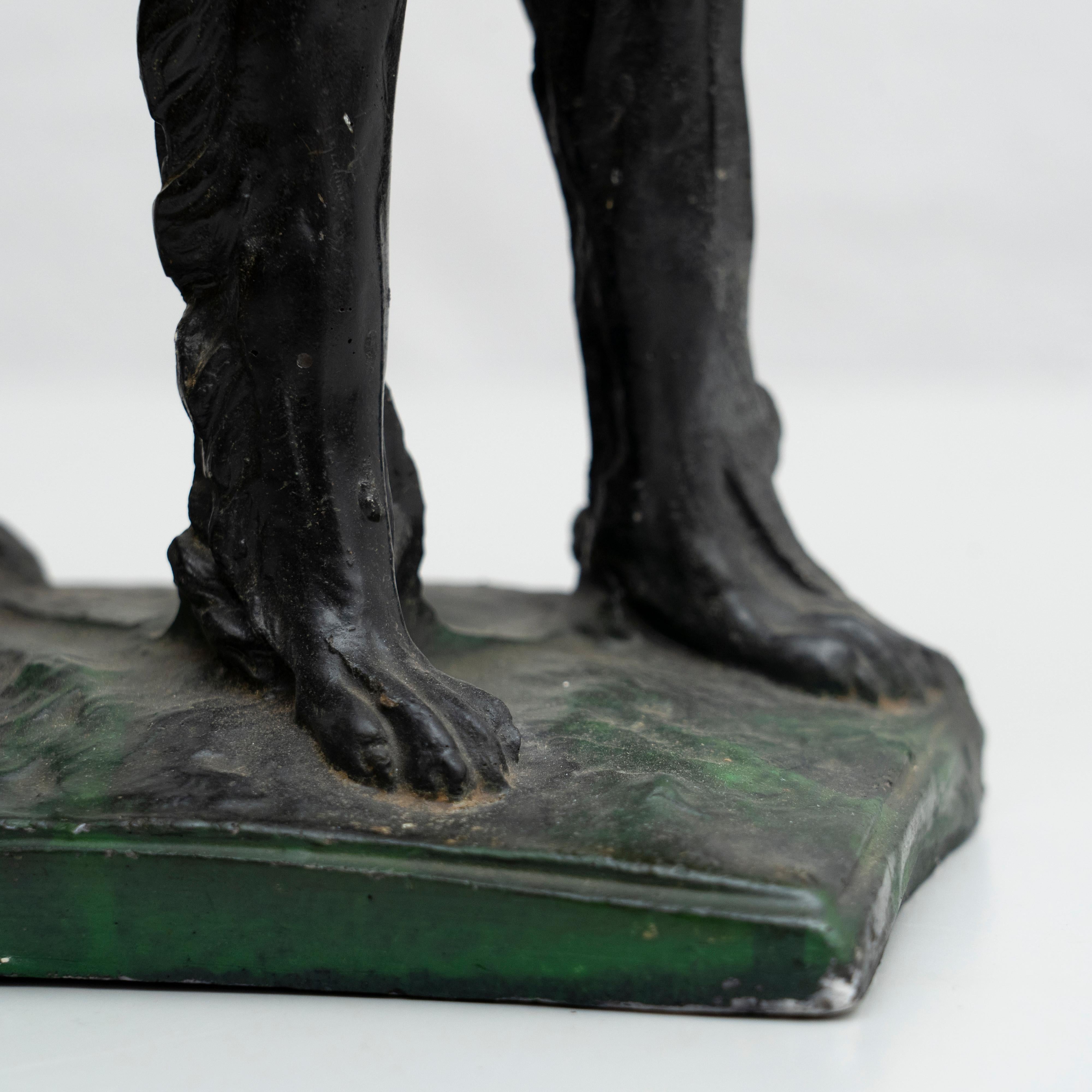 Figura di cane tradizionale in gesso, 1950 circa in vendita 3