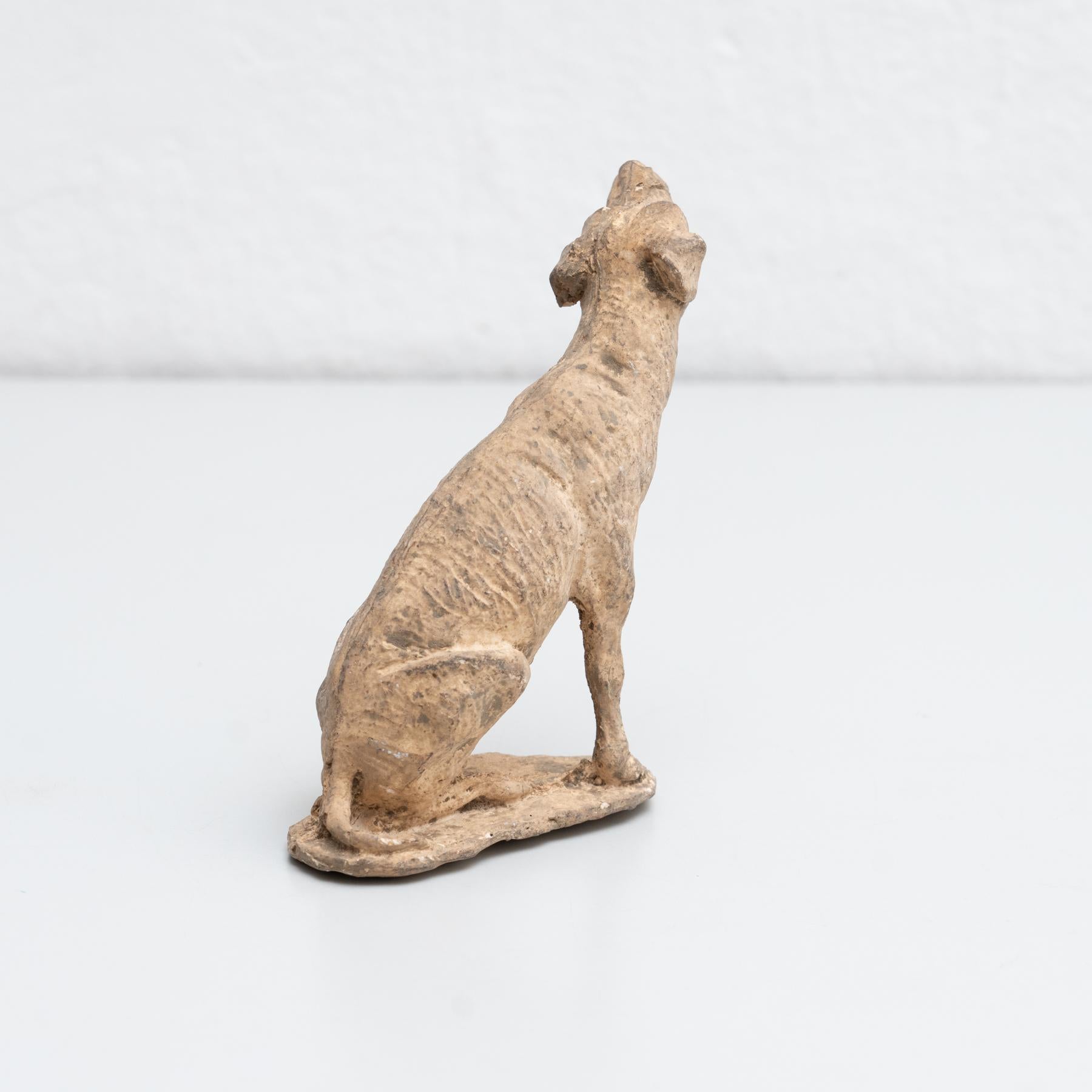 Plâtre Figure de chien traditionnelle en plâtre, datant d'environ 1950 en vente