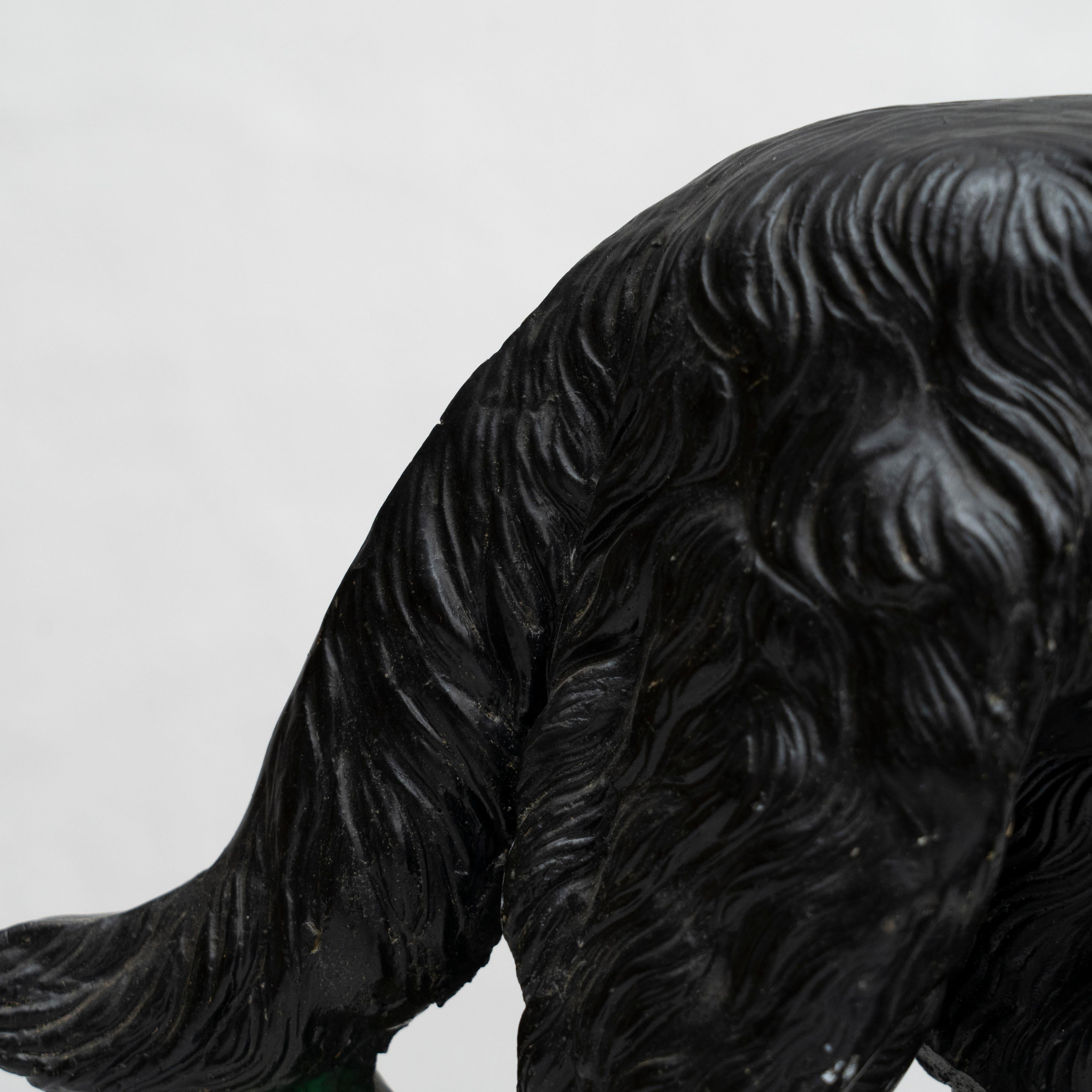 Figura di cane tradizionale in gesso, 1950 circa in vendita 4