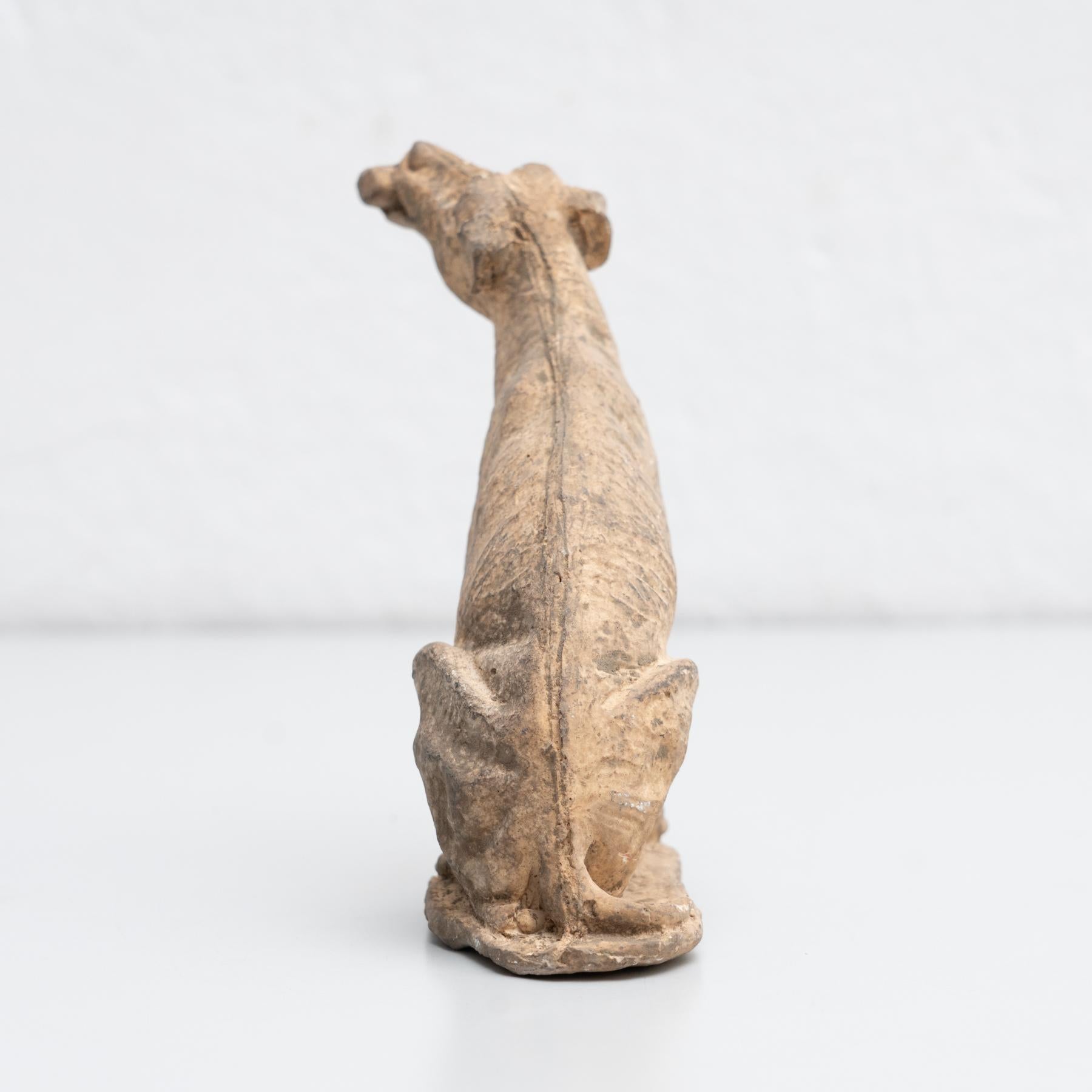Figura di cane tradizionale in gesso, 1950 circa in vendita 4