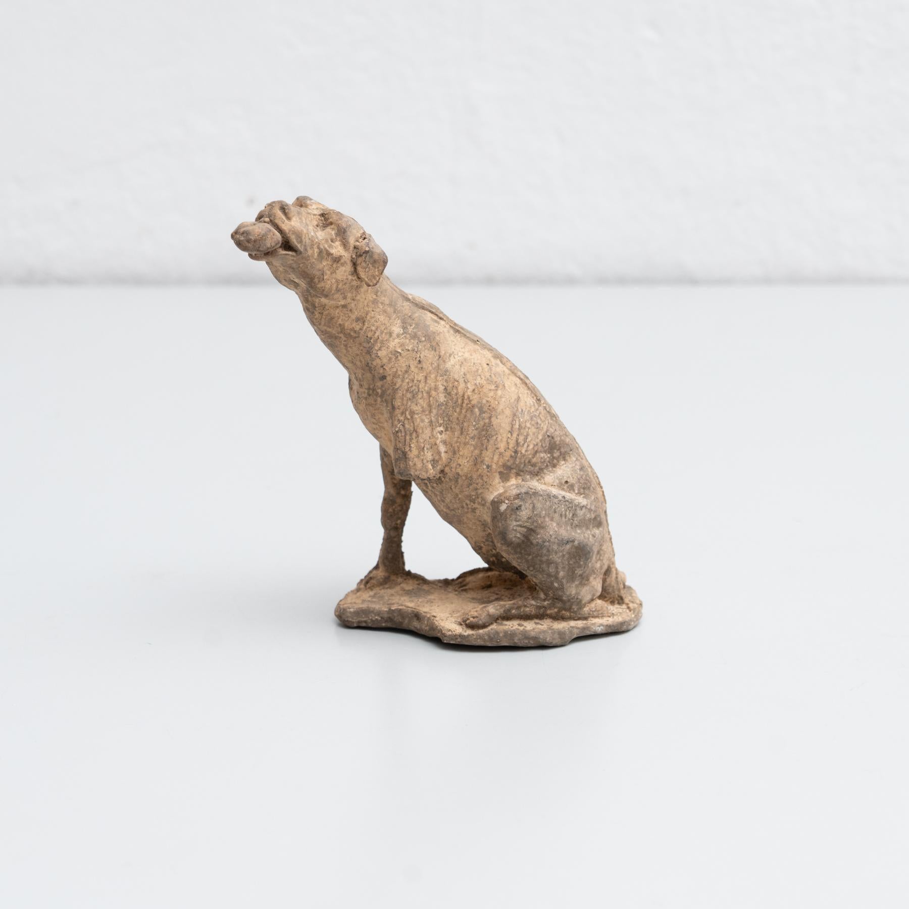 Figura tradizionale in gesso di un cane.    Realizzato nel tradizionale atelier catalano di Olot, Spagna, circa 1950.    In condizioni originali, con lievi usure dovute all'età e all'uso, che conservano una bella patina.    Olot ha una lunga