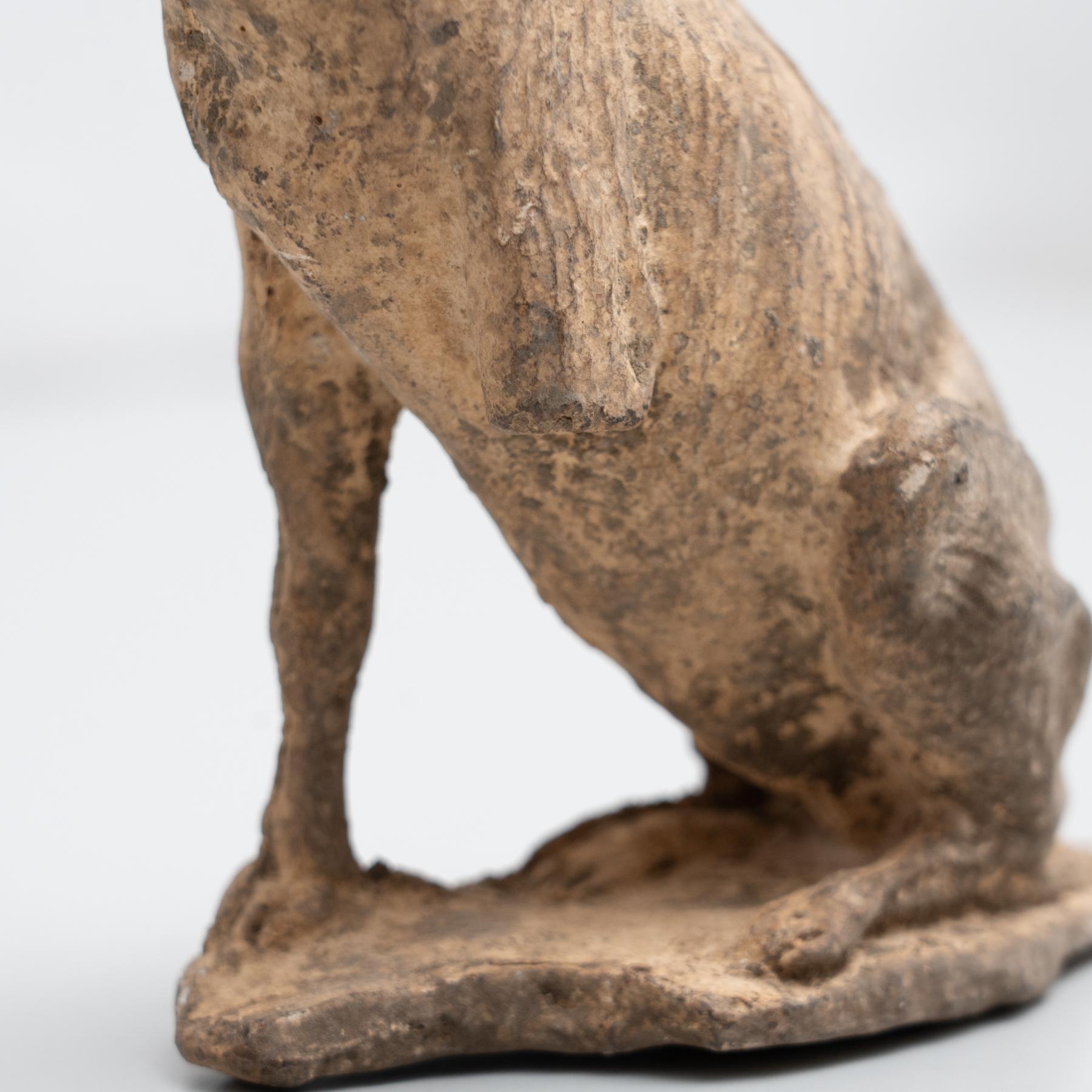 Metà XX secolo Figura di cane tradizionale in gesso, 1950 circa in vendita